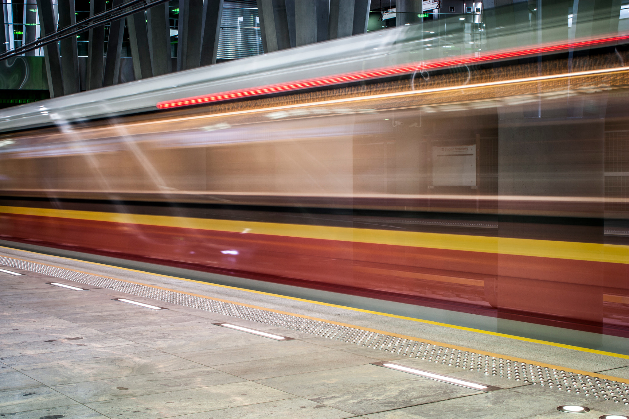 Canon EF 28-105mm f/3.5-4.5 USM sample photo. Metro photography
