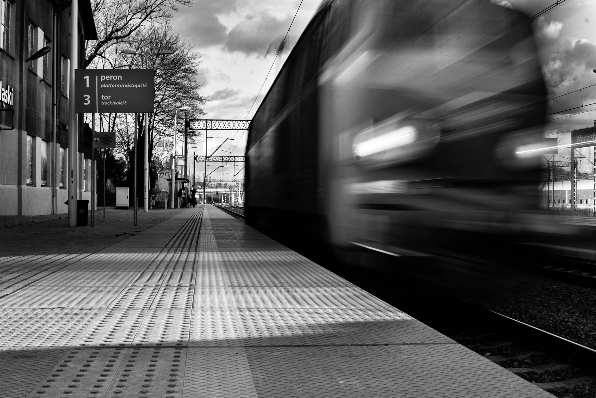 Canon EF 28-105mm f/3.5-4.5 USM sample photo. Train photography
