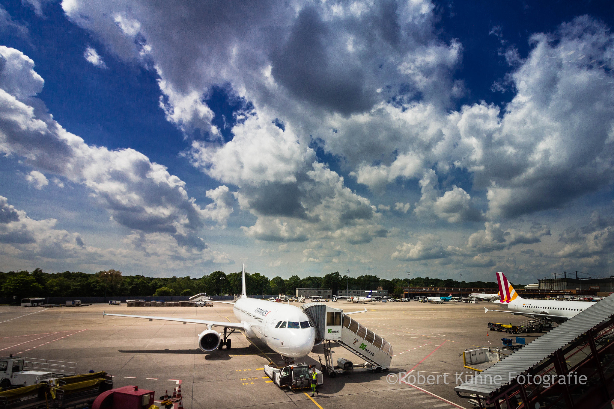 Canon EF-S 10-18mm F4.5–5.6 IS STM sample photo. "unter den wolken" photography