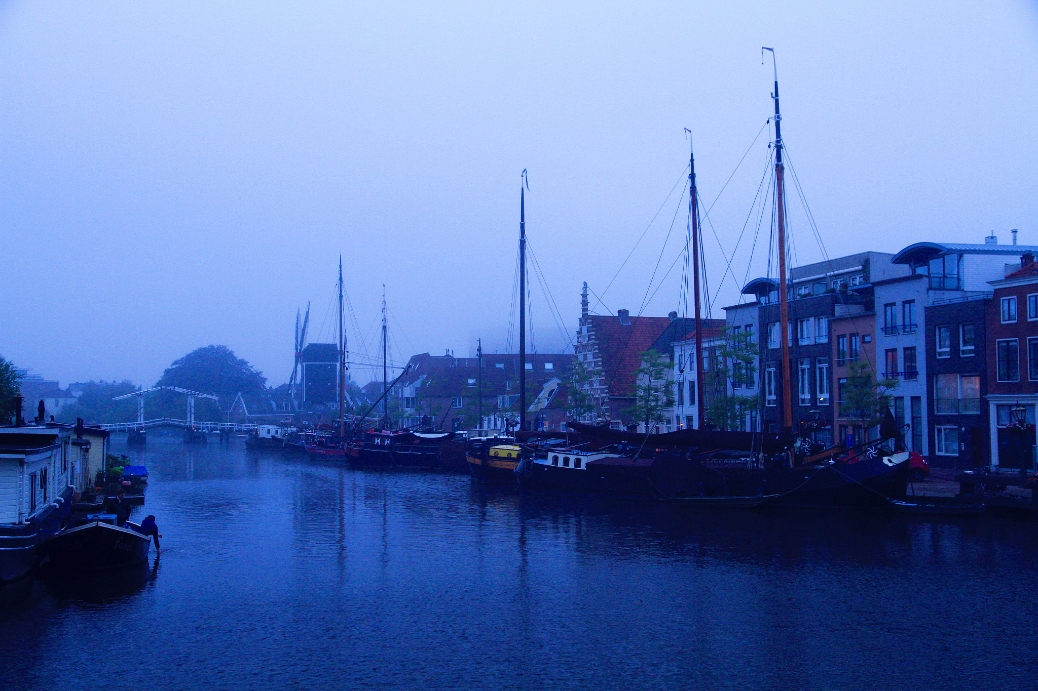 Canon EOS 7D + Canon EF-S 15-85mm F3.5-5.6 IS USM sample photo. Foggy in leiden photography