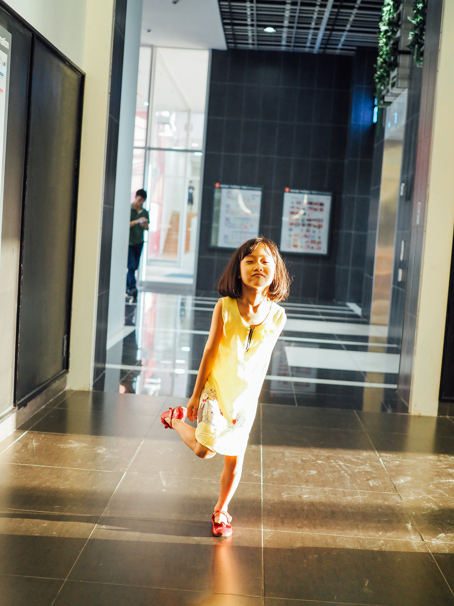Olympus OM-D E-M5 II + Olympus M.Zuiko Digital 25mm F1.8 sample photo. Little hoping girl photography