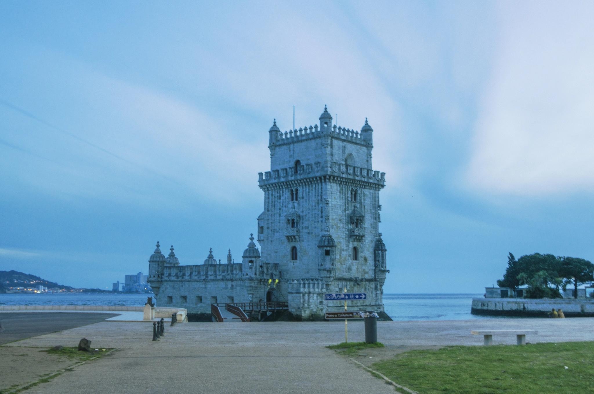 Sony Alpha NEX-5R + Sony Vario-Tessar T* E 16-70mm F4 ZA OSS sample photo. Torre de belem photography