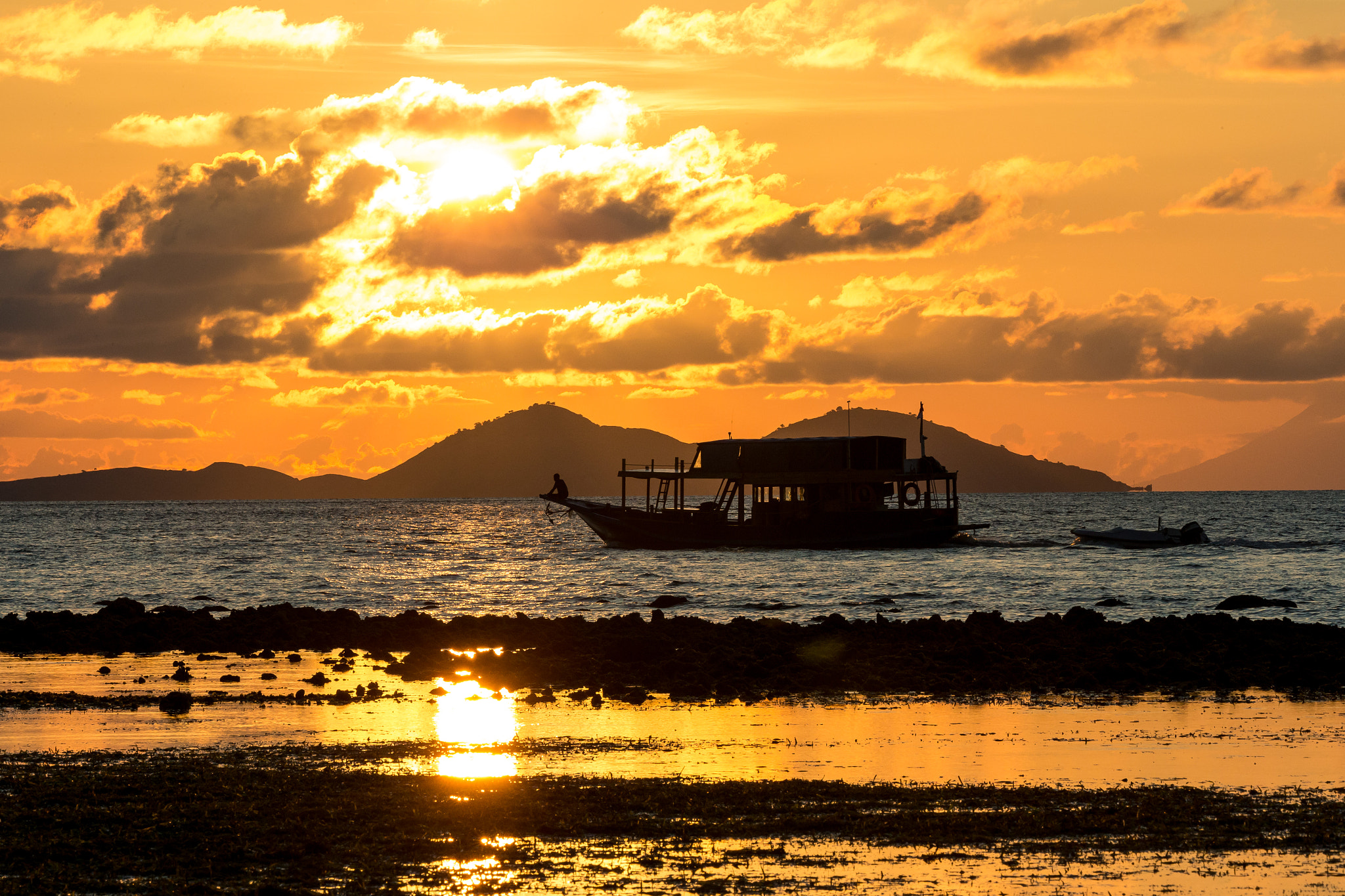 Canon EOS-1D X + Canon EF 100-400mm F4.5-5.6L IS II USM sample photo. Sunset at sebayur camp photography