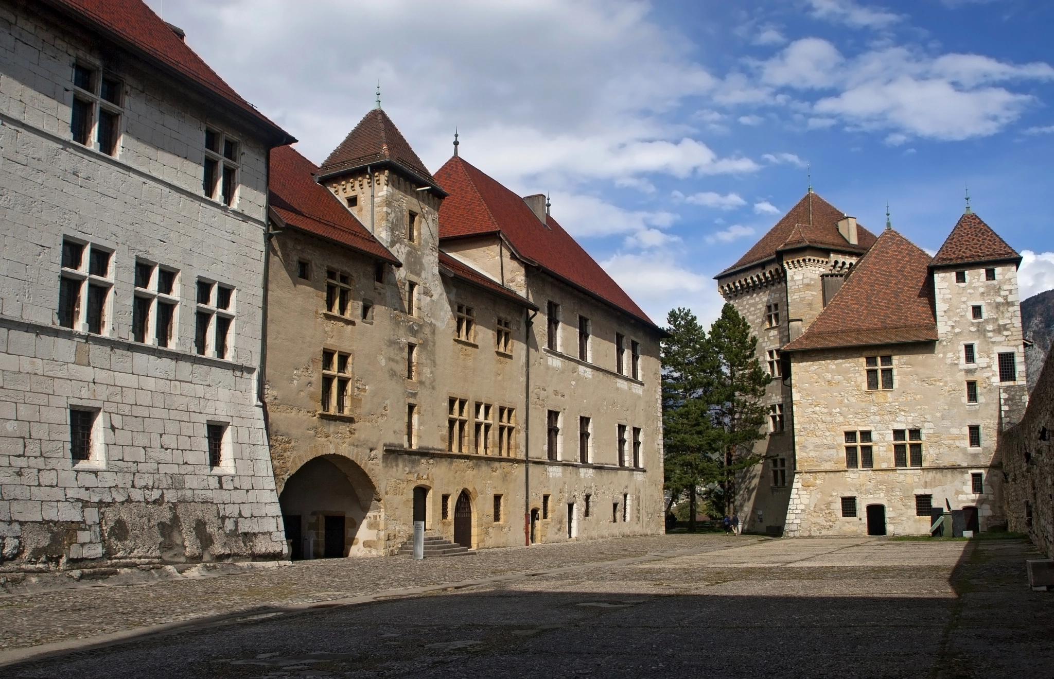 Canon EF 20-35mm F3.5-4.5 USM sample photo. Château d'annecy (annecy) photography