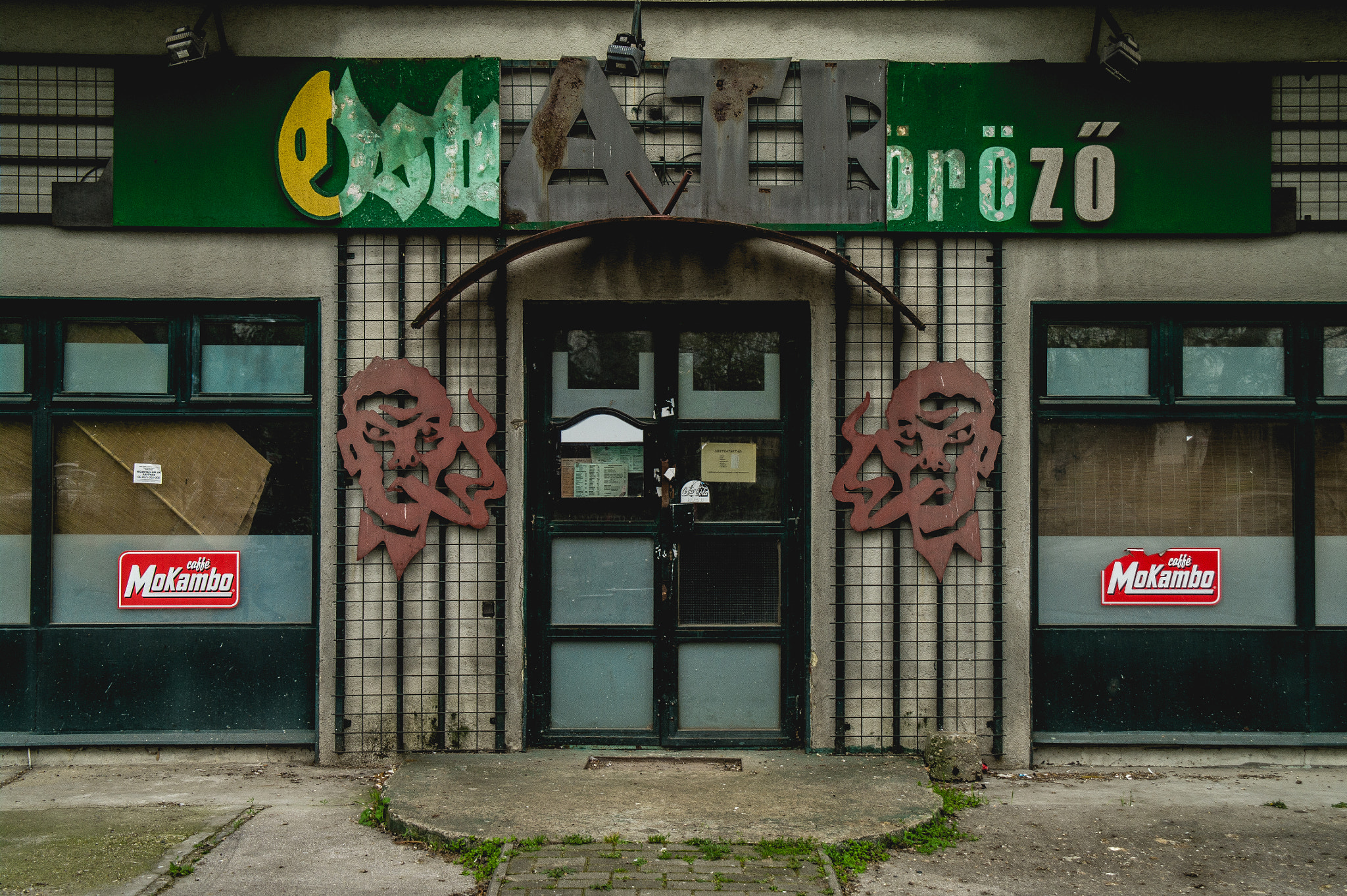 Samsung NX10 sample photo. On the streets of budapest photography