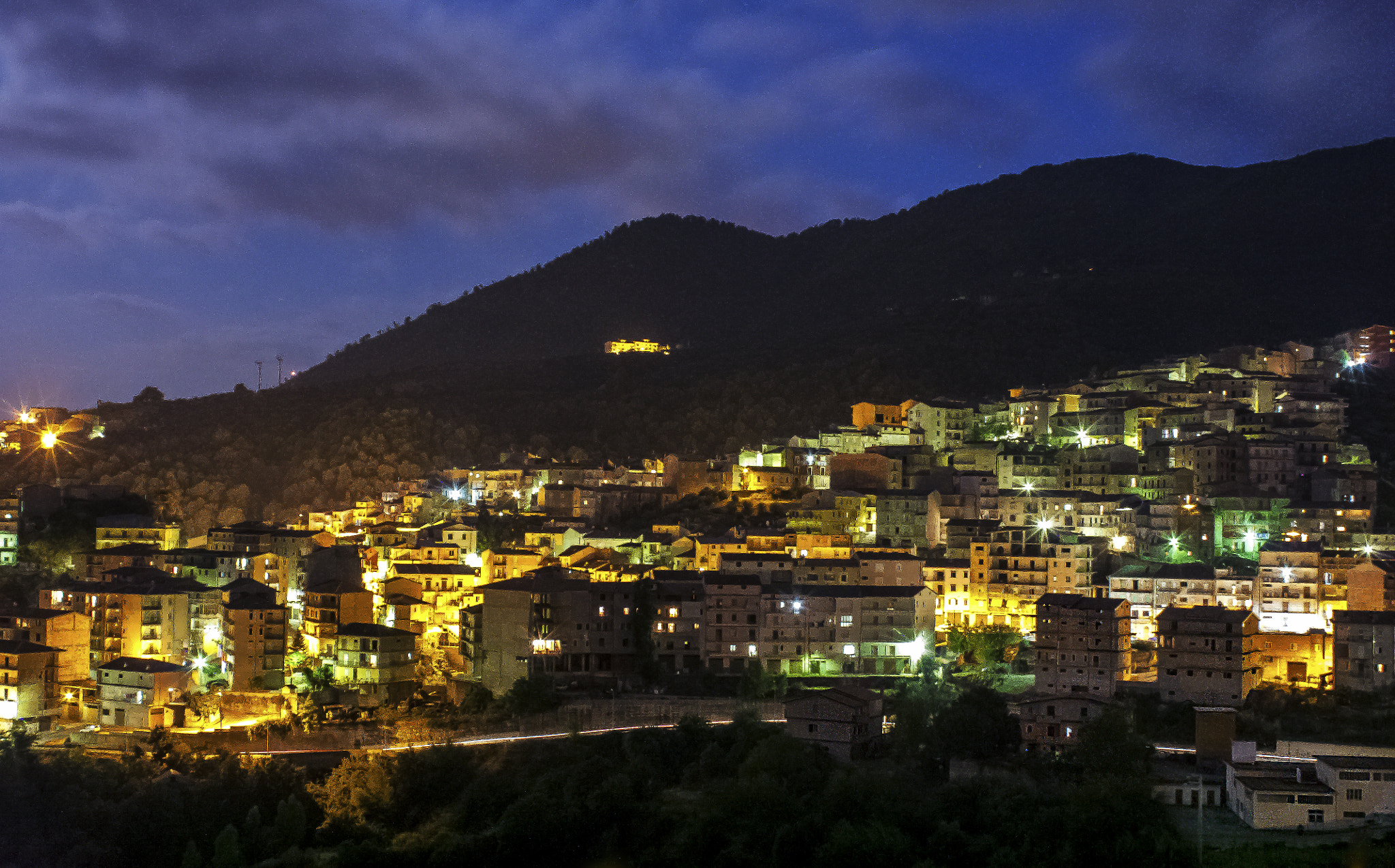 Canon EOS 450D (EOS Rebel XSi / EOS Kiss X2) sample photo. A village in italy photography