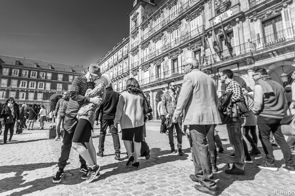 Sony a7 II + Canon EF 17-40mm F4L USM sample photo. Besos de amor en madrid photography