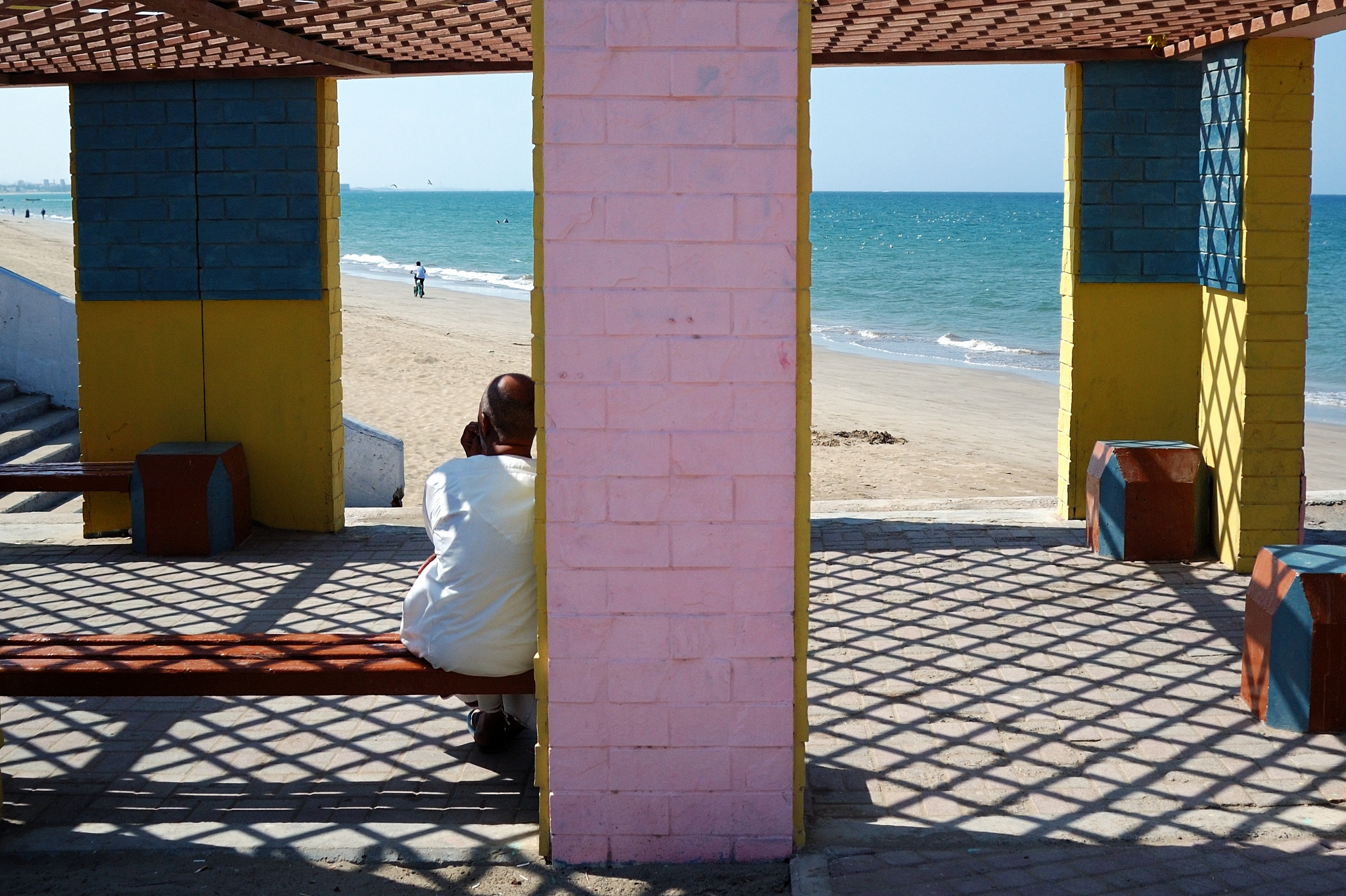AF Zoom-Nikkor 35-135mm f/3.5-4.5 sample photo. Man in the shade watching photography