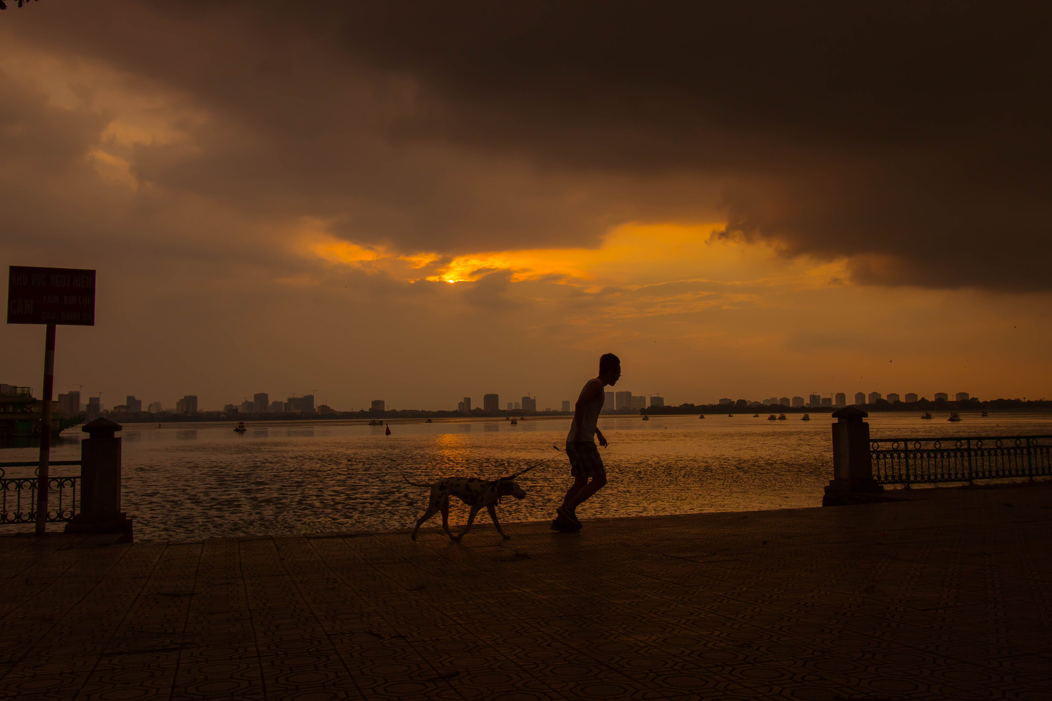 Canon EF-S 10-18mm F4.5–5.6 IS STM sample photo. Running man & dog photography