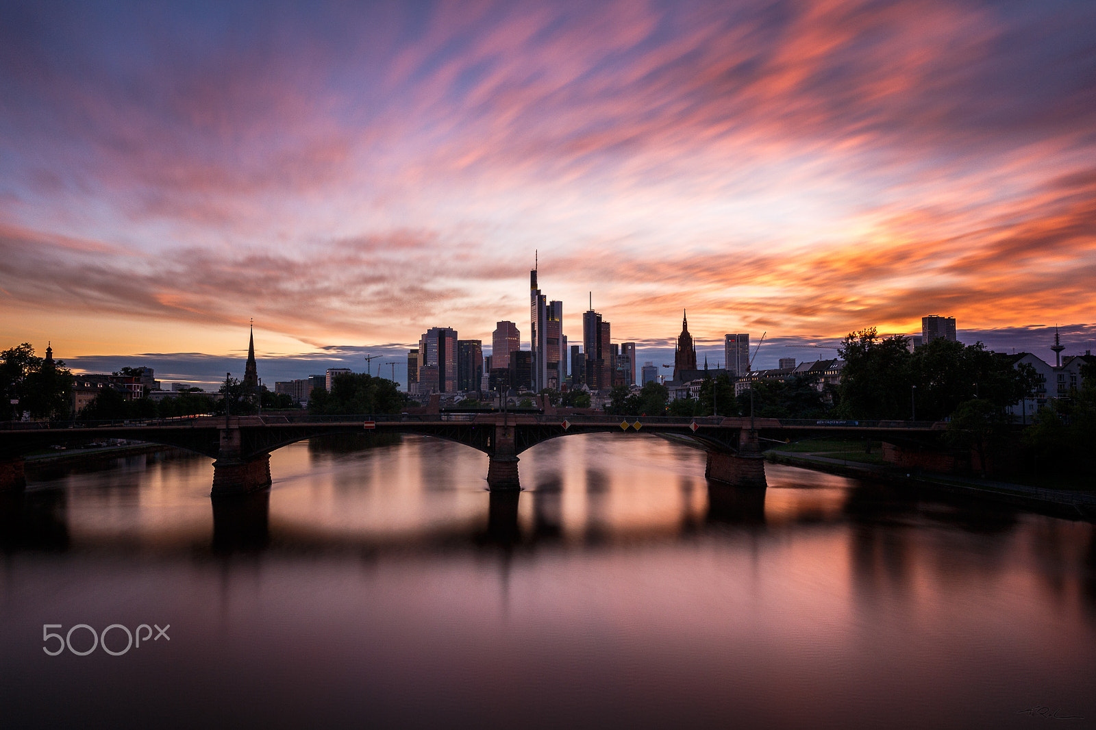 Canon EOS 700D (EOS Rebel T5i / EOS Kiss X7i) + Canon EF 16-35mm F4L IS USM sample photo. Sunset behind ffm. photography