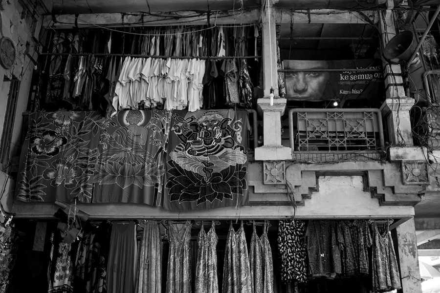 Canon EOS 550D (EOS Rebel T2i / EOS Kiss X4) + Canon EF 24mm F2.8 sample photo. Ubud market photography