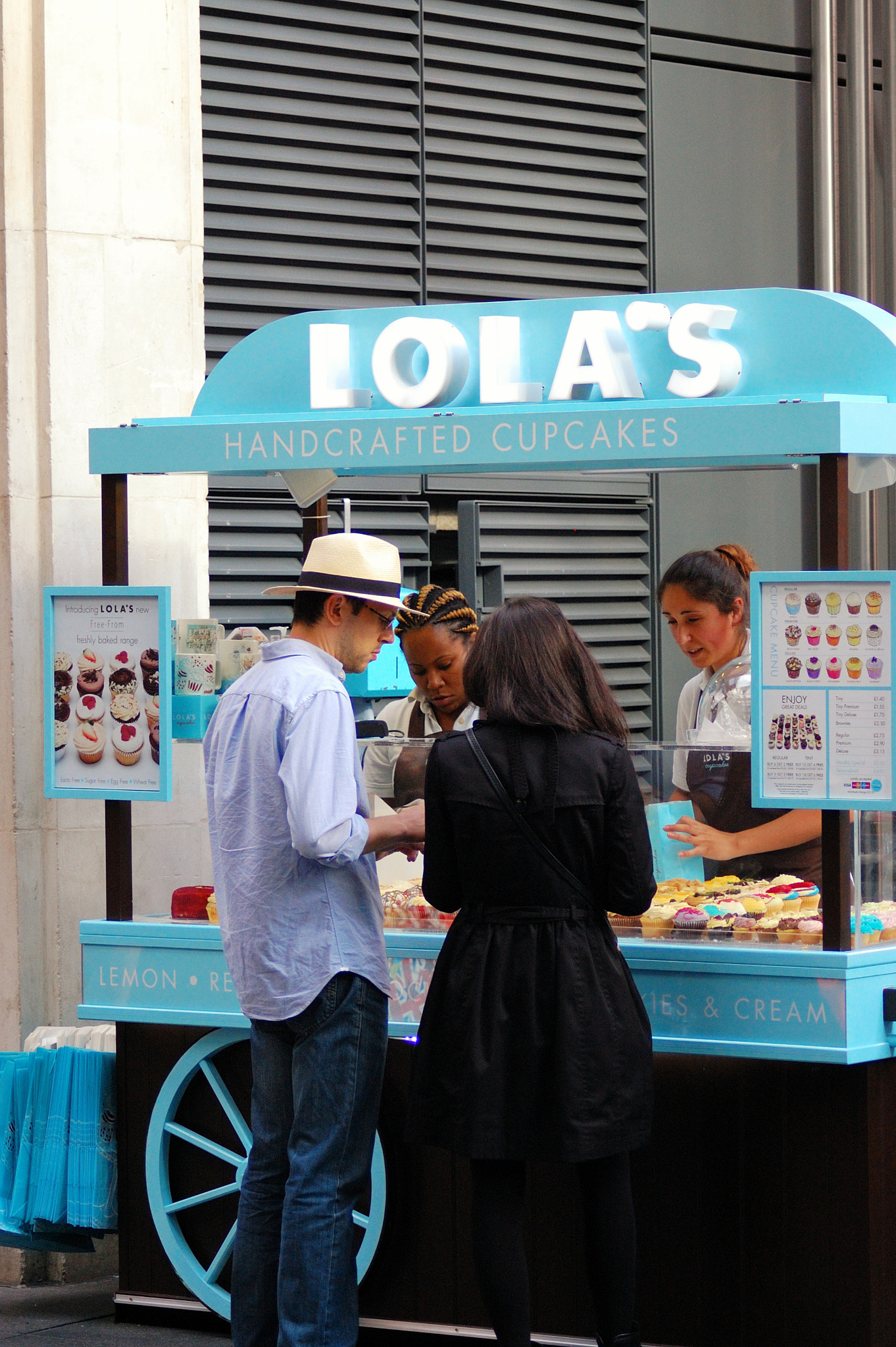 Nikon D40 + Sigma 50-150mm F2.8 EX APO DC HSM II + 1.4x sample photo. Street food in brick lane, london photography