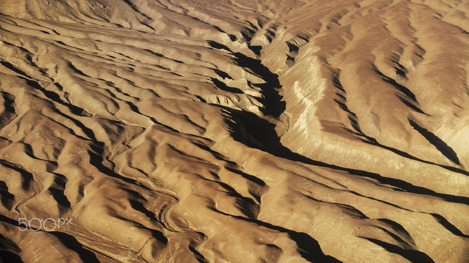AF-S Zoom-Nikkor 80-200mm f/2.8D IF-ED sample photo. Desert layer from airplane window photography