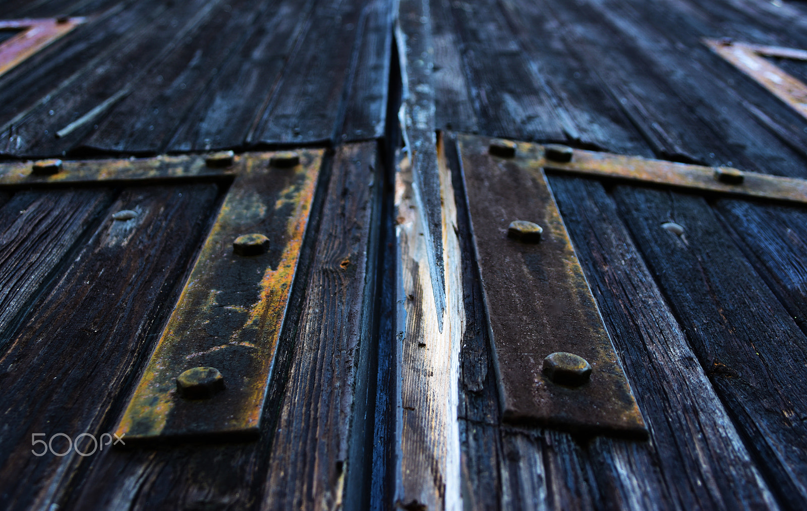Sigma 28-300mm F3.5-6.3 DG Macro sample photo. Wood door photography