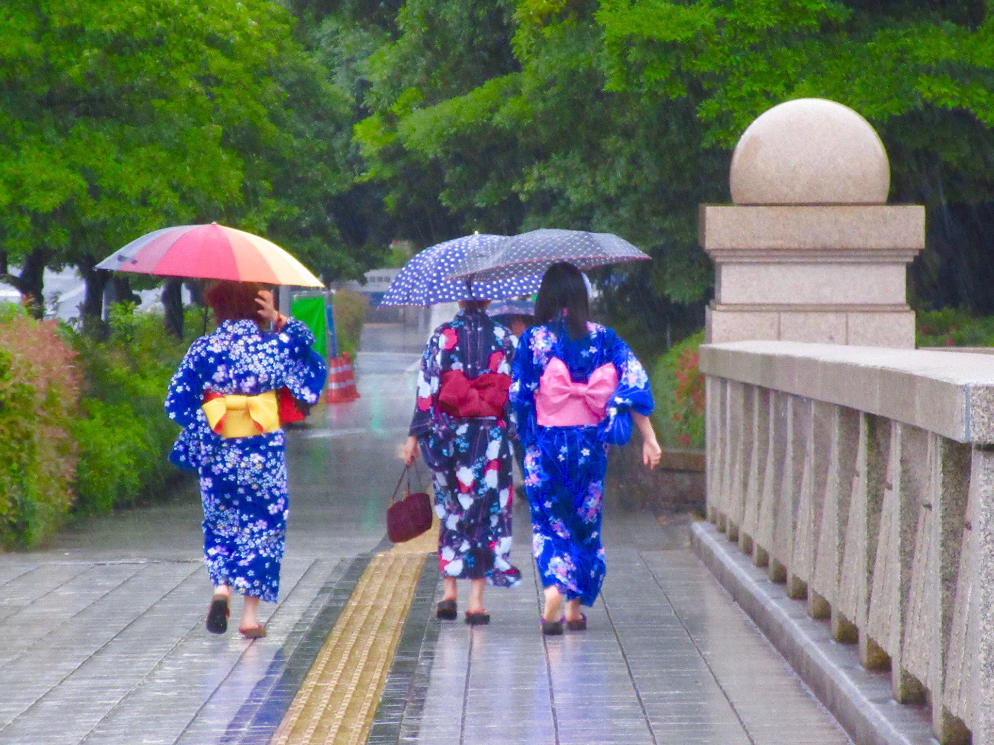 Canon PowerShot ELPH 350 HS (IXUS 275 HS / IXY 640) sample photo. 雨の日のとうかさん tokasan on a rainy day photography