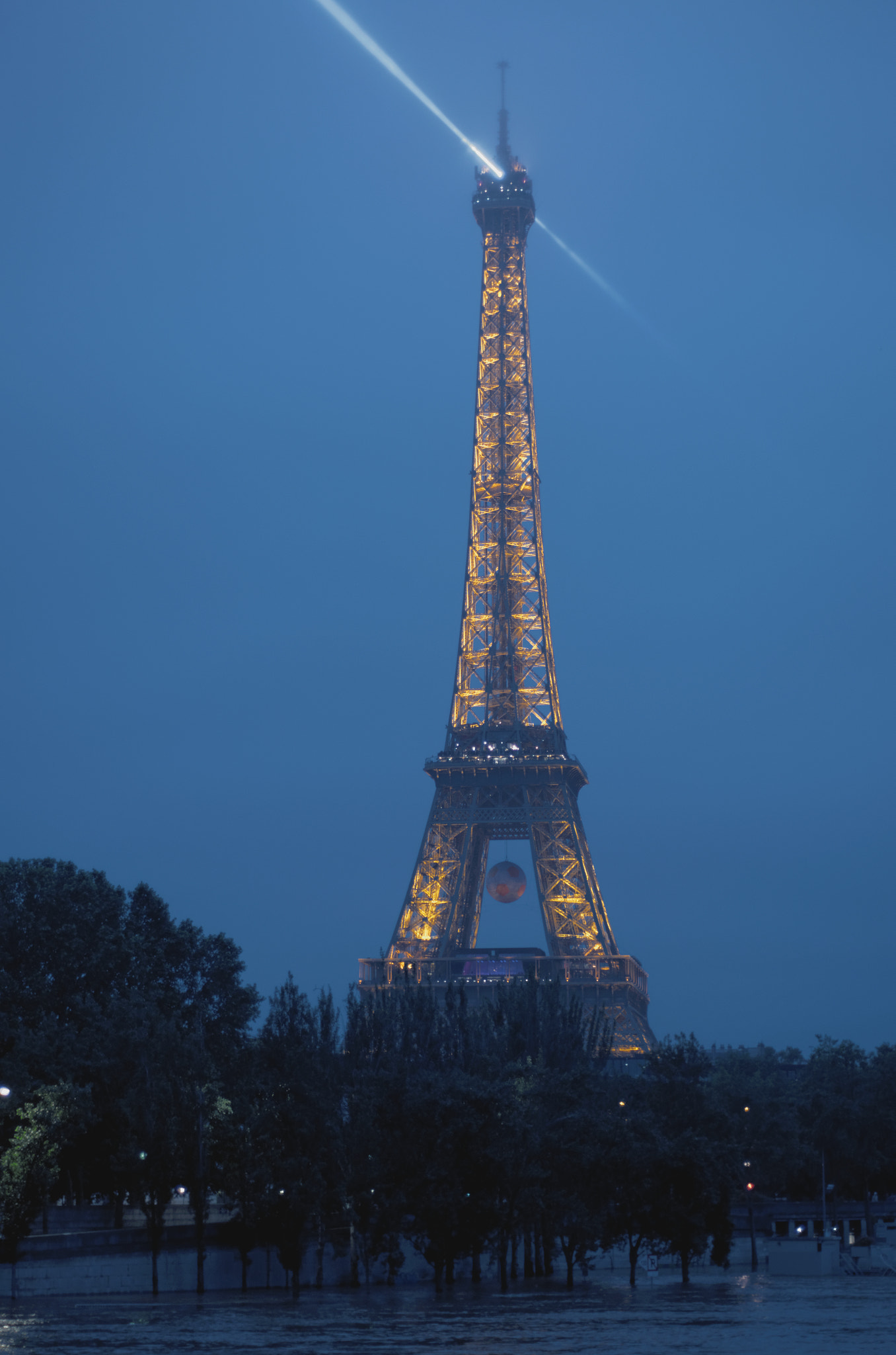 Pentax K-5 sample photo. Flooding in paris, eiffel tower ii photography