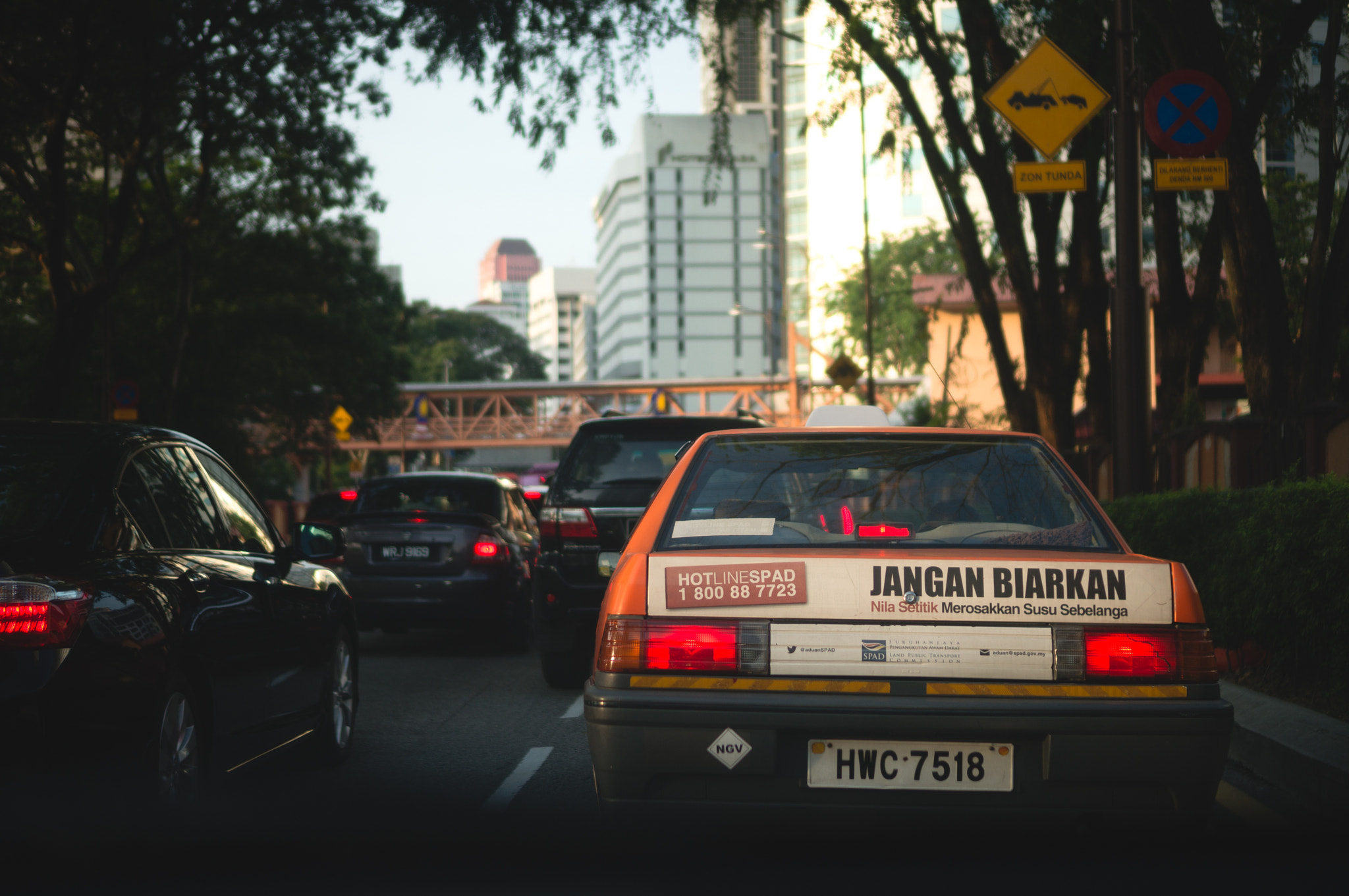 Sony Alpha NEX-6 + Sony E 35mm F1.8 OSS sample photo. Kl taxi photography