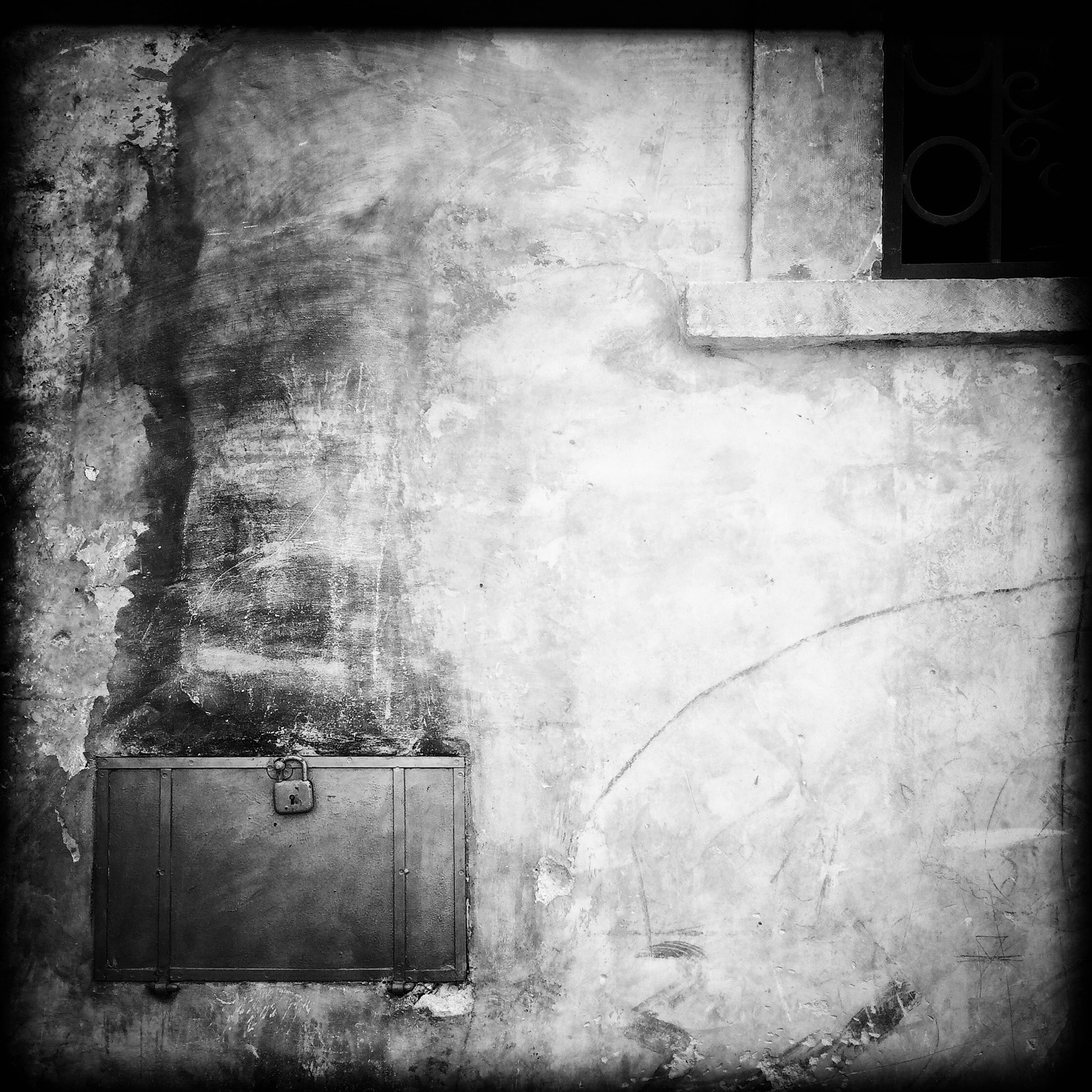 Hipstamatic 313 sample photo. Lock photography