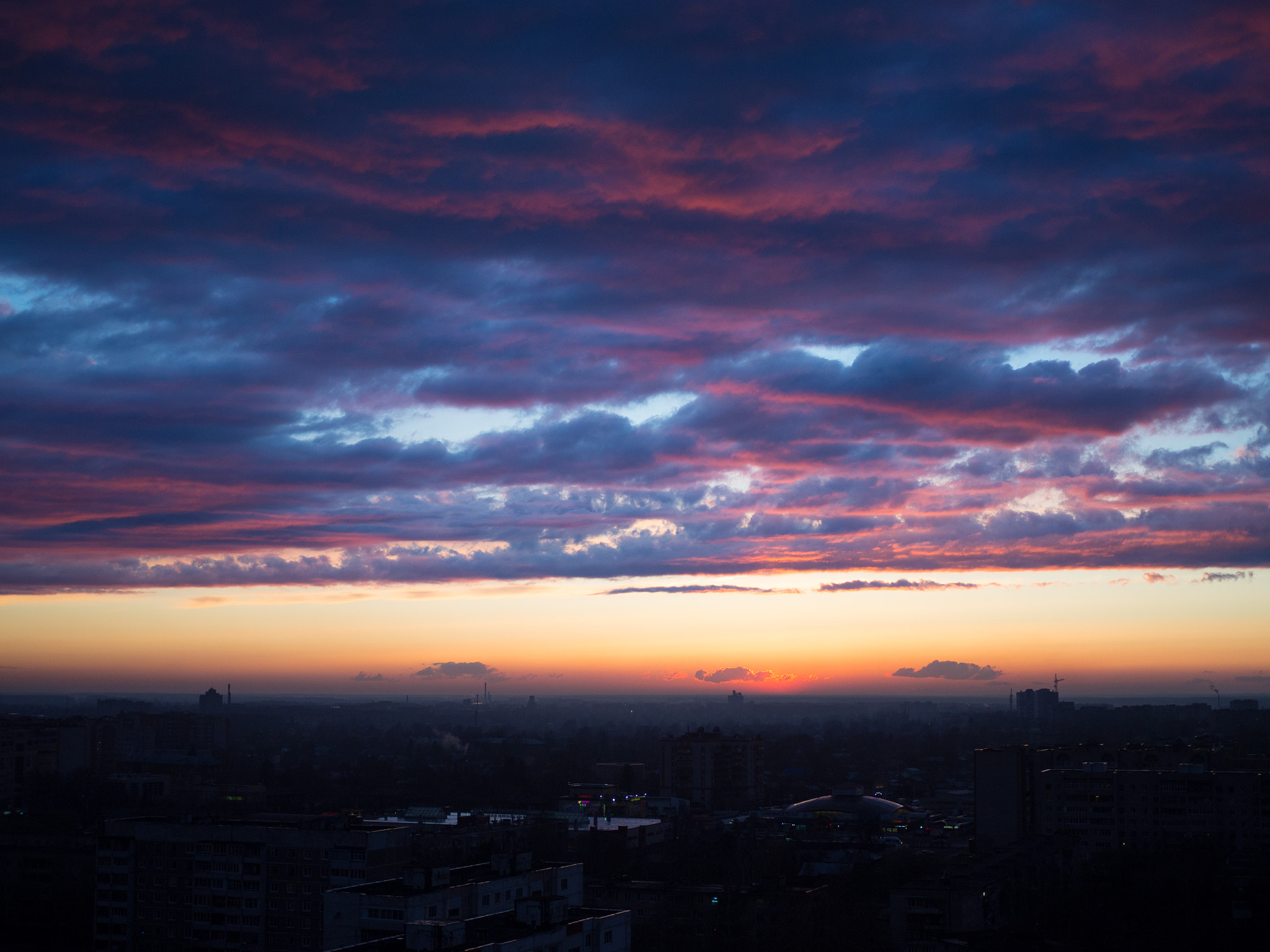 Olympus OM-D E-M10 + Olympus M.Zuiko Digital 25mm F1.8 sample photo. Sunset on the roof photography