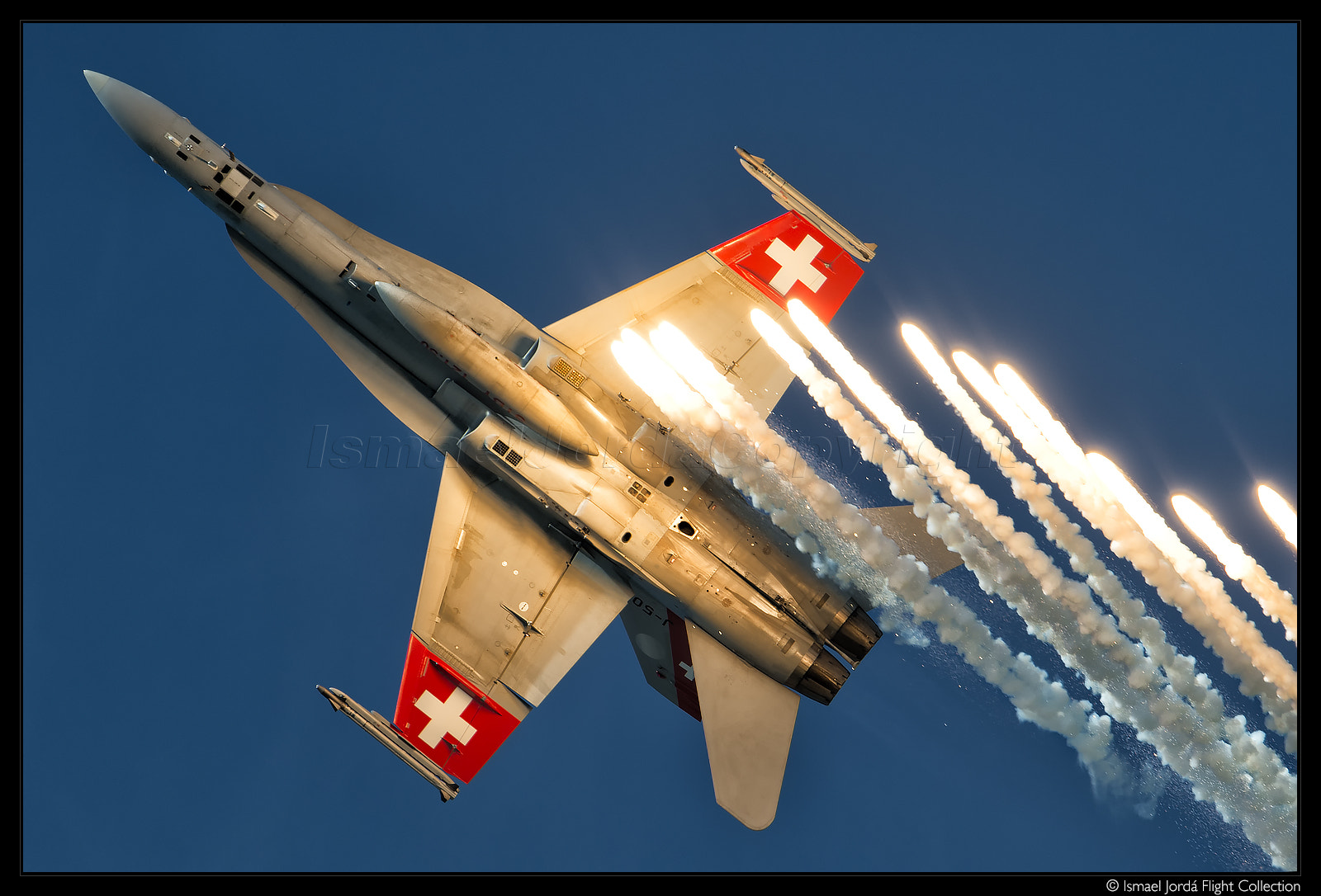 Nikon AF-S Nikkor 600mm F4G ED VR sample photo. F18 flares (2014) photography