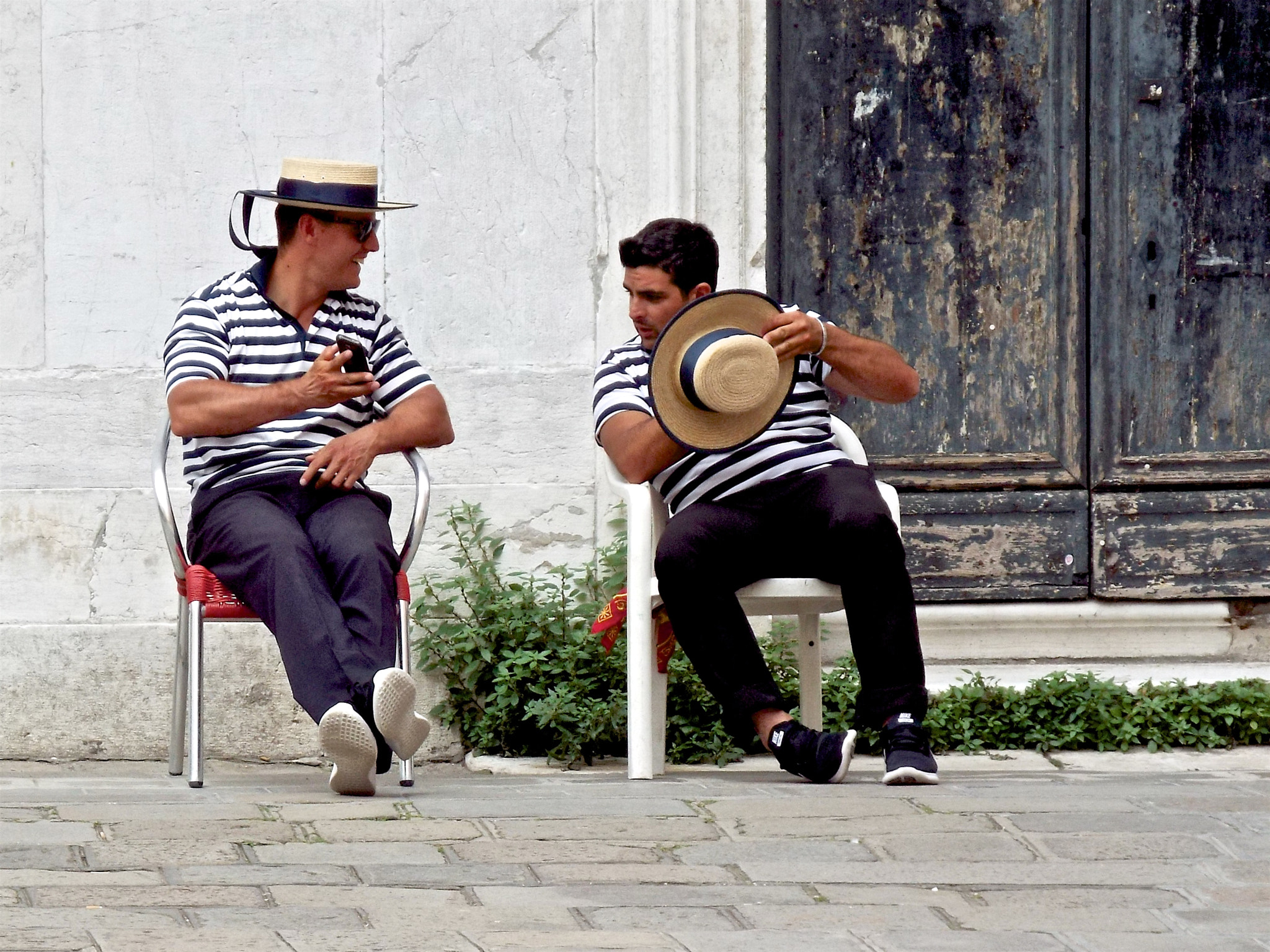 Fujifilm FinePix S9800 sample photo. Young gondoliers take a break photography