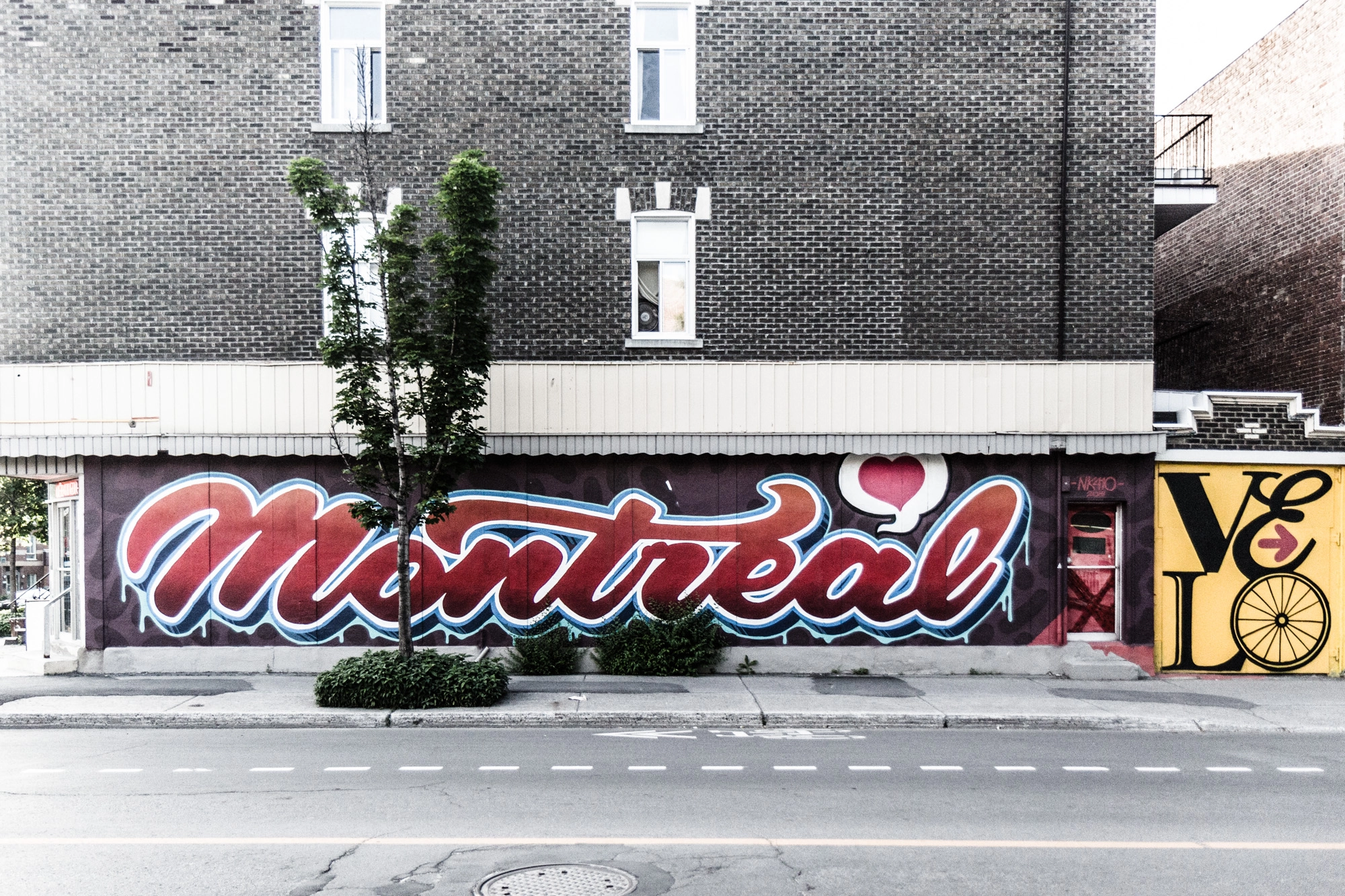 Canon EOS 100D (EOS Rebel SL1 / EOS Kiss X7) sample photo. Montreal love photography
