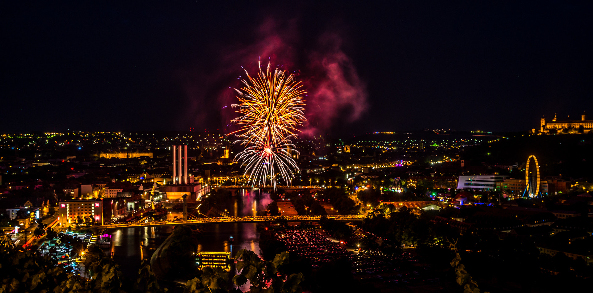 Pentax K-5 II + Sigma 18-200mm F3.5-6.3 II DC OS HSM sample photo. Fireworks photography