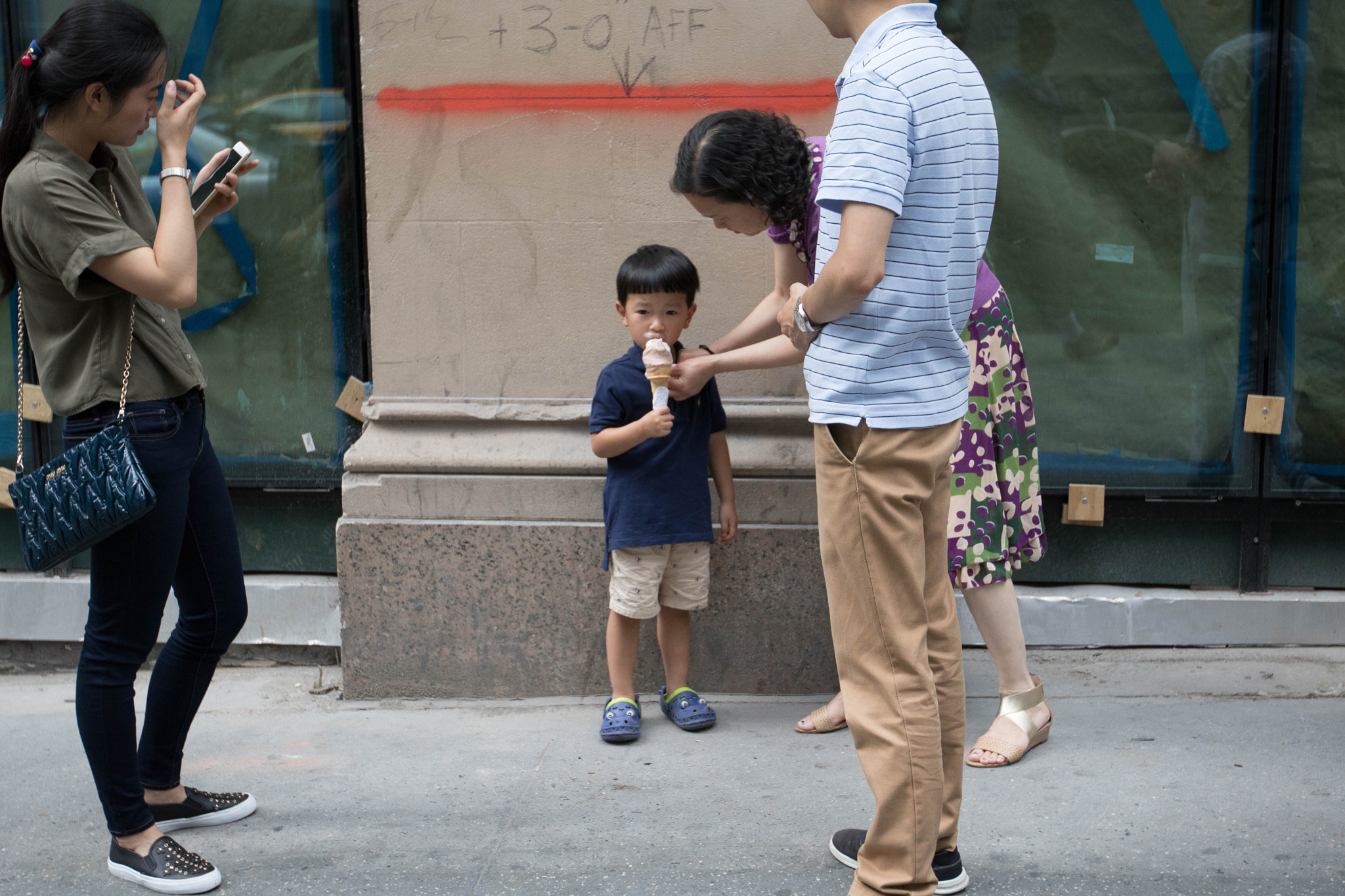 Canon EOS 750D (EOS Rebel T6i / EOS Kiss X8i) sample photo. Hes got ice cream and a treat photography