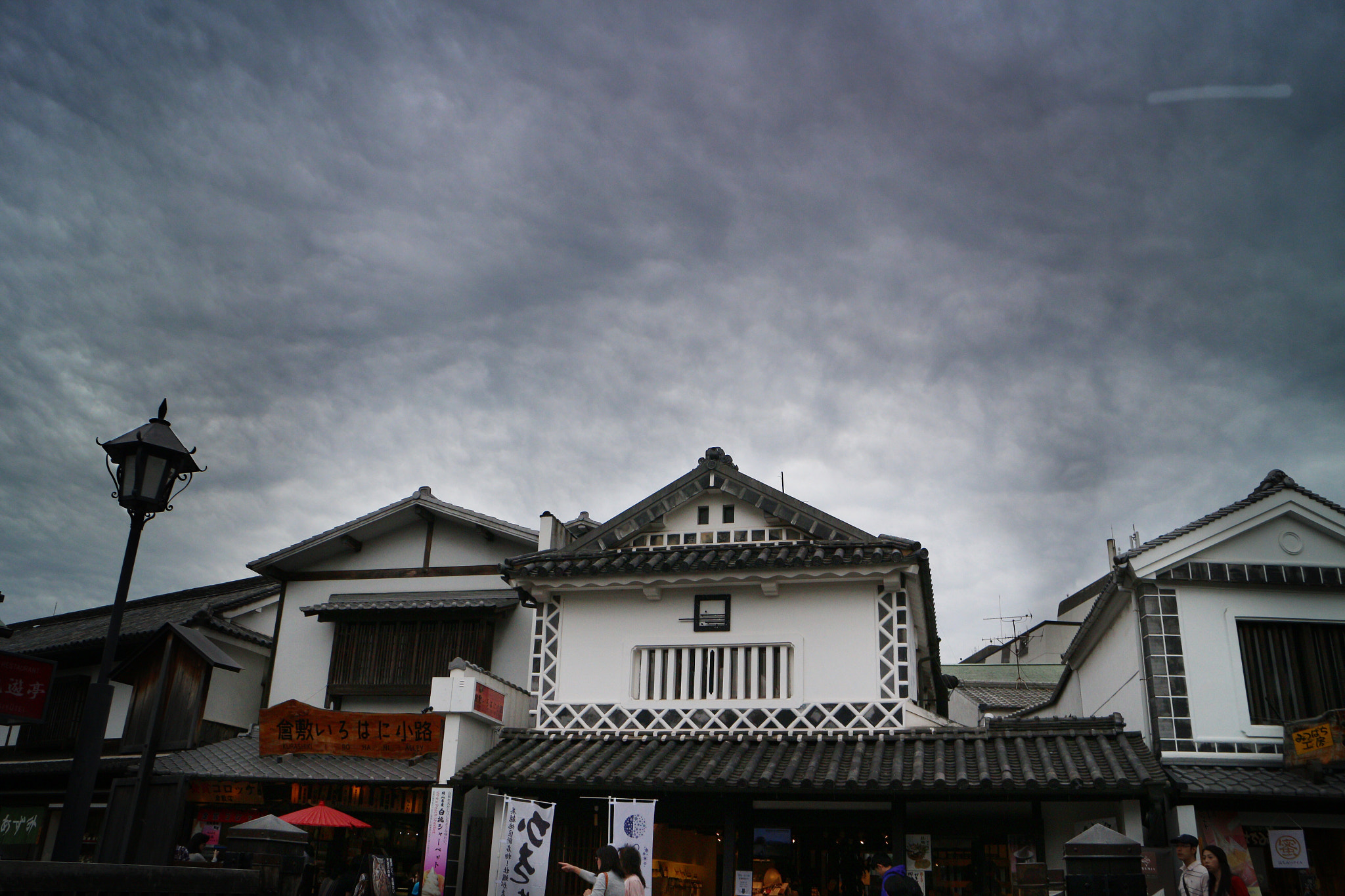 Canon EOS M2 sample photo. 雨が降りそう町 photography