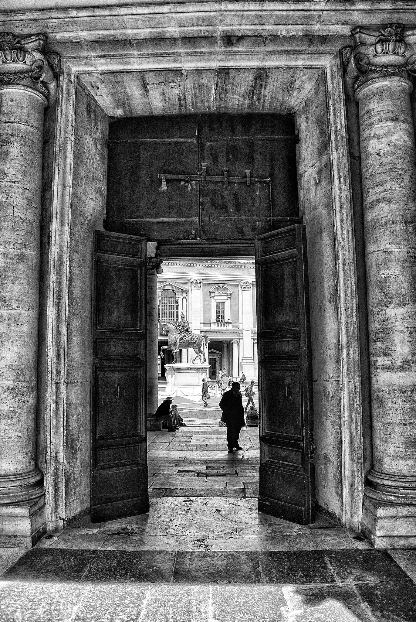 Nikon 1 V1 sample photo. Doorway photography