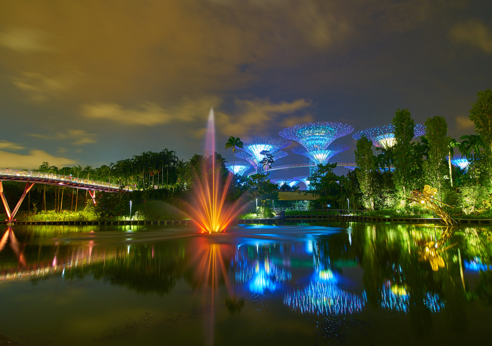 16-28mm F2.8 sample photo. The side view of gardens by the bay photography