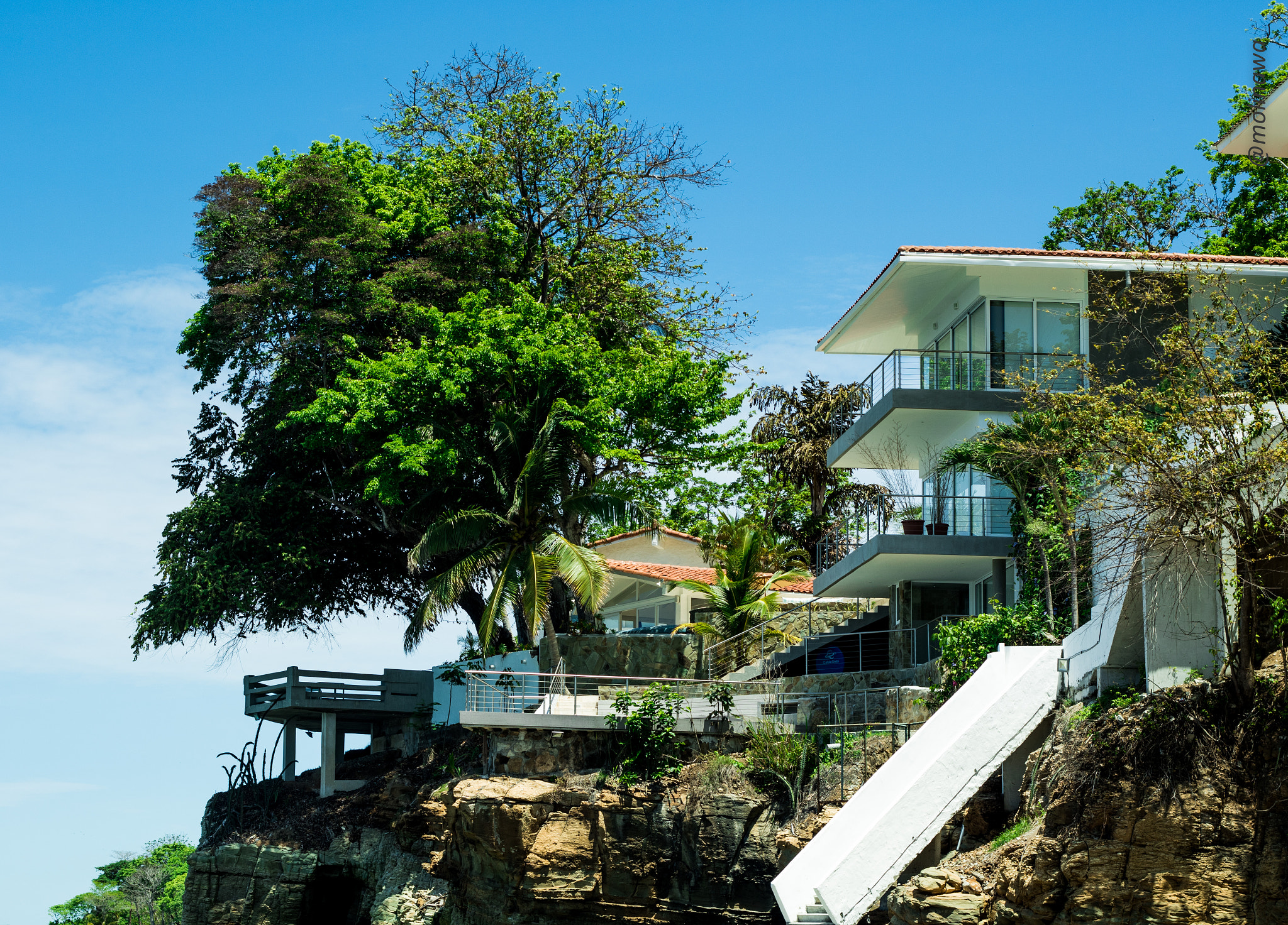 Canon EOS 7D Mark II + Canon EF 50mm F1.8 II sample photo. The house in the air photography