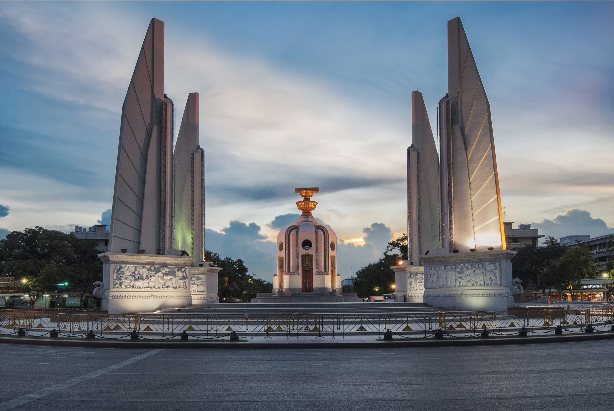 Nikon D3000 sample photo. Bangkok architecture @ democracy monument photography