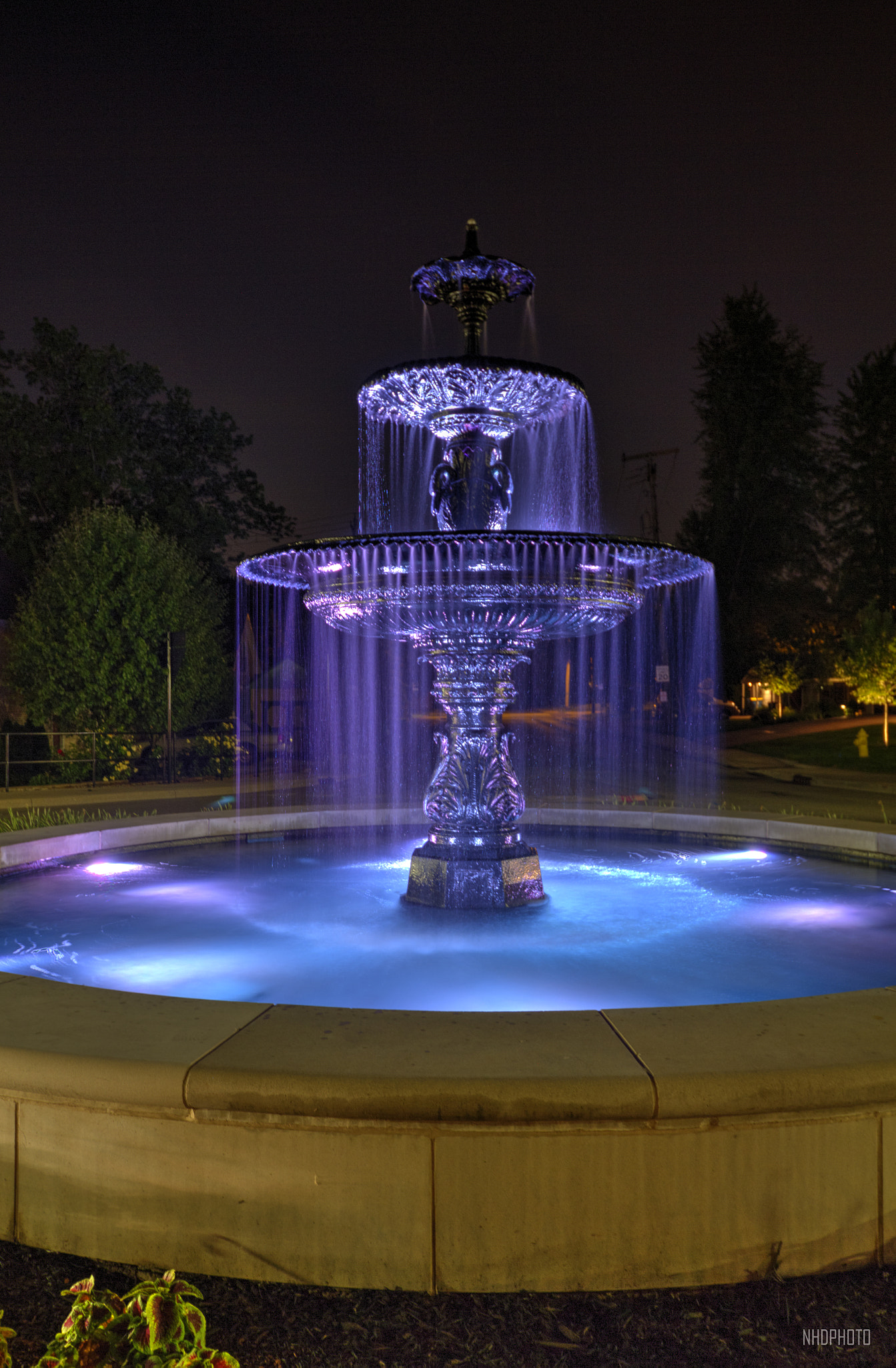 Canon EOS 7D + Canon EF-S 10-18mm F4.5–5.6 IS STM sample photo. Fountain in the night photography