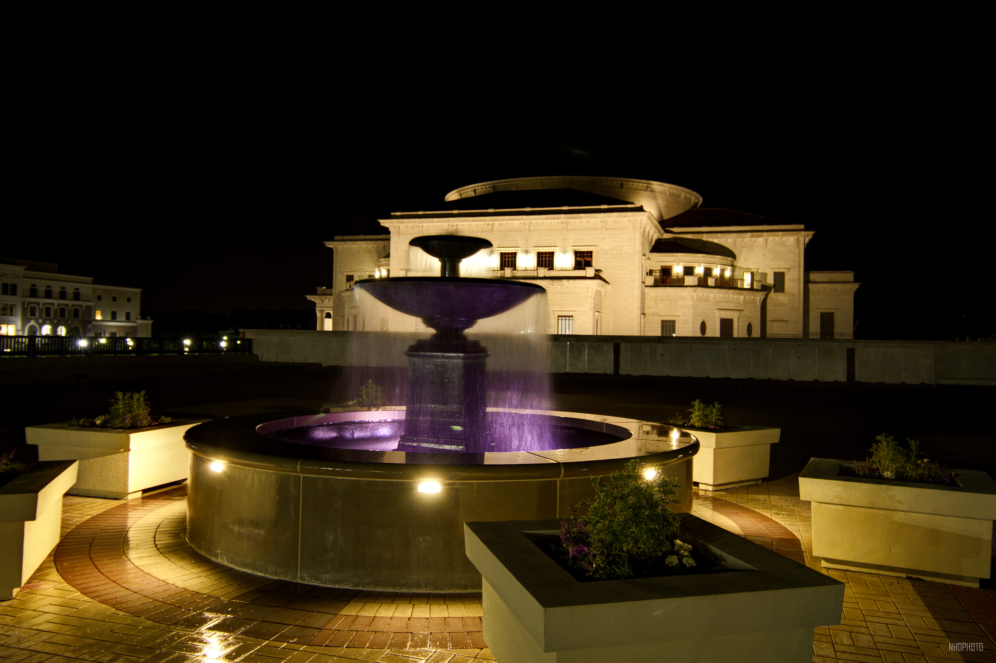 Canon EF-S 10-18mm F4.5–5.6 IS STM sample photo. Fountain of light in the night photography
