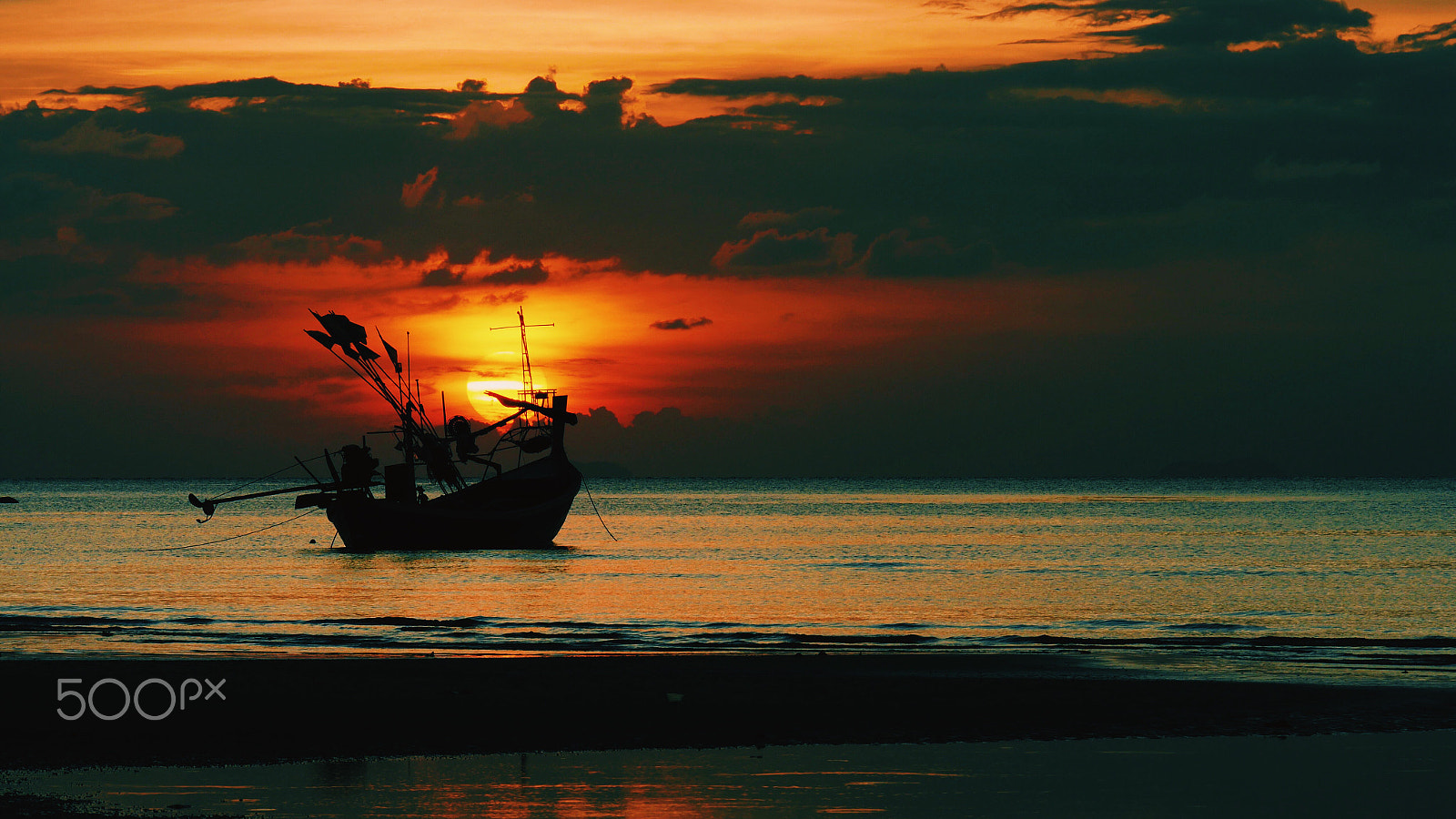 Panasonic Lumix G X Vario 35-100mm F2.8 OIS sample photo. Fishing boat on koh samui, thailand photography
