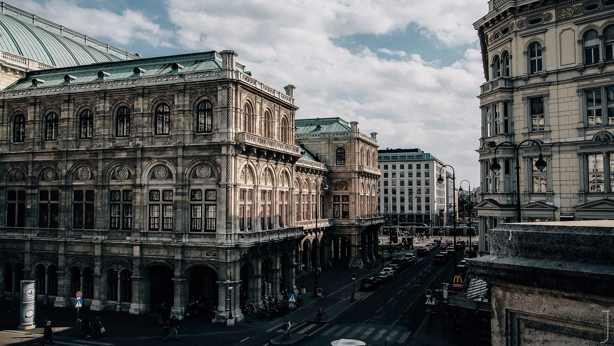 Olympus OM-D E-M5 + Panasonic Lumix G 14mm F2.5 ASPH sample photo. Wiener staatsoper photography