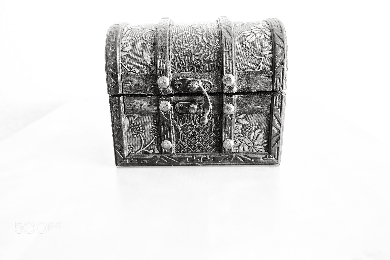 Samsung NX 20-50mm F3.5-5.6 ED sample photo. Chest photography