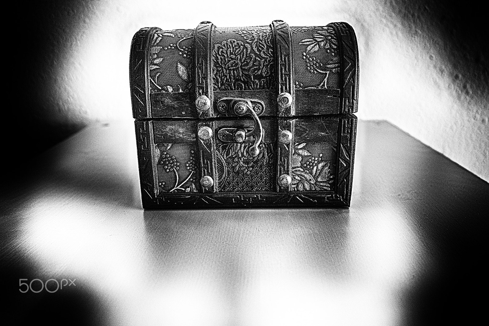 Samsung NX 20-50mm F3.5-5.6 ED sample photo. Chest photography