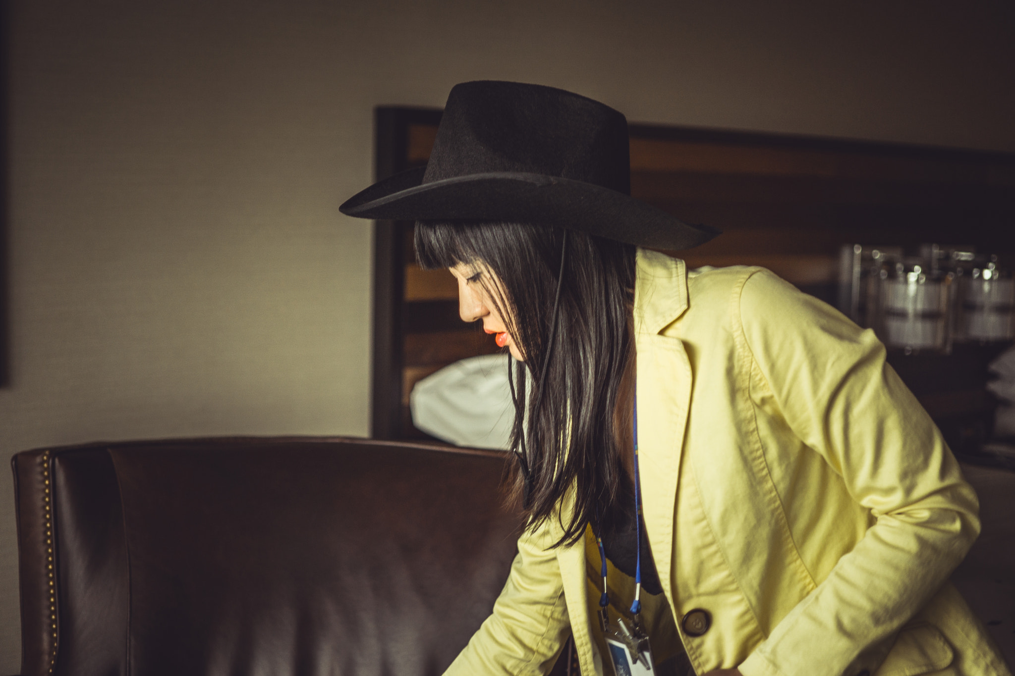 E 32mm F1.8 sample photo. Cute cowgirl photography