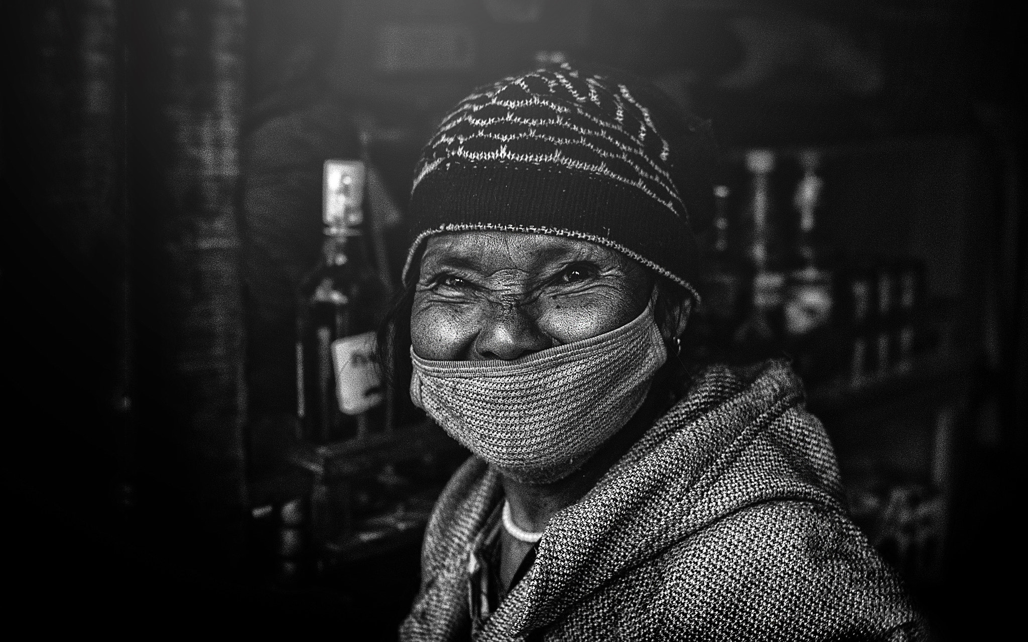 Canon EOS 700D (EOS Rebel T5i / EOS Kiss X7i) + Canon EF 35mm F2 sample photo. That lady in the bar photography