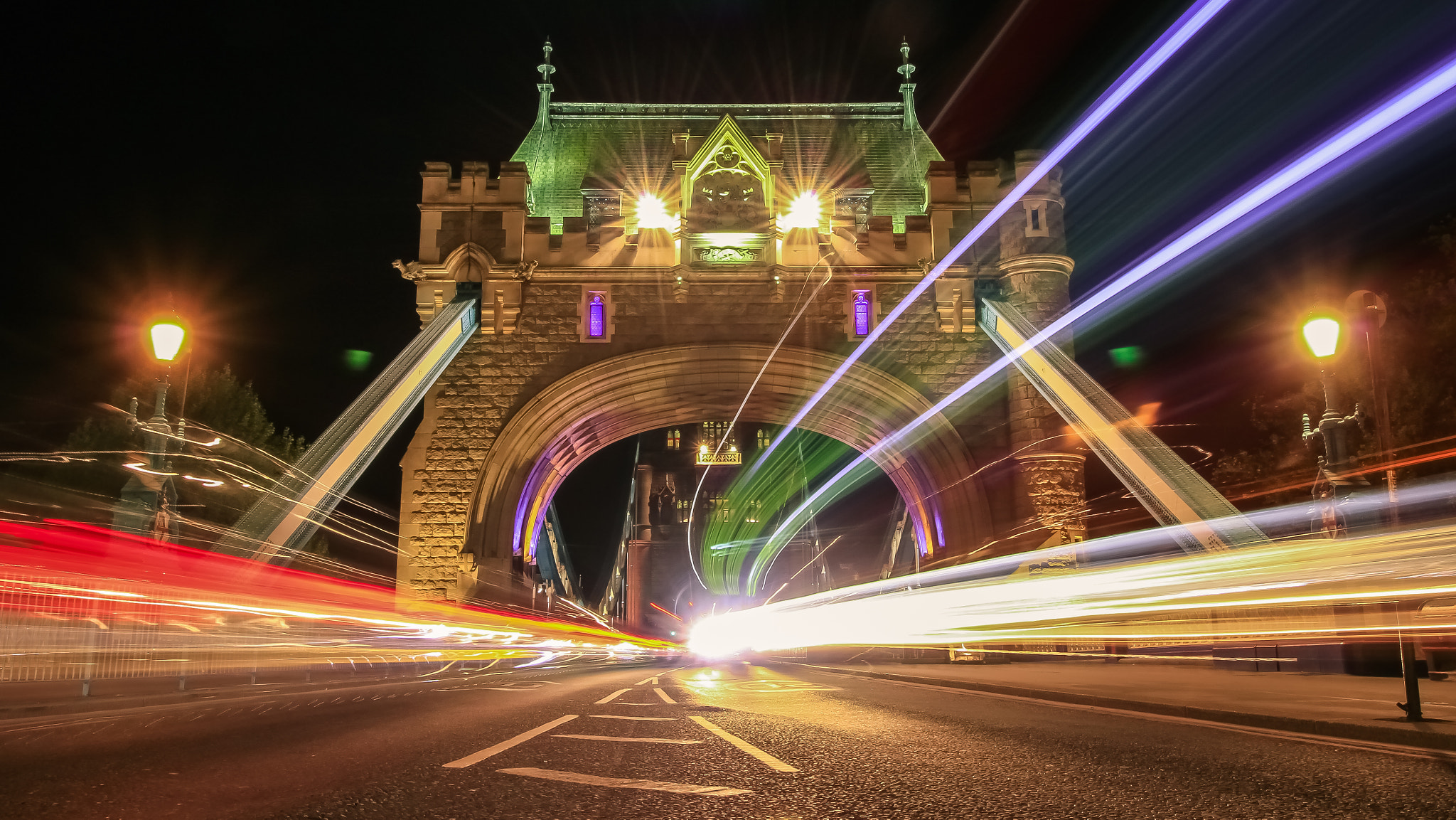 Canon EOS 7D + Canon EF-S 10-18mm F4.5–5.6 IS STM sample photo. Traffic on tower bridge photography
