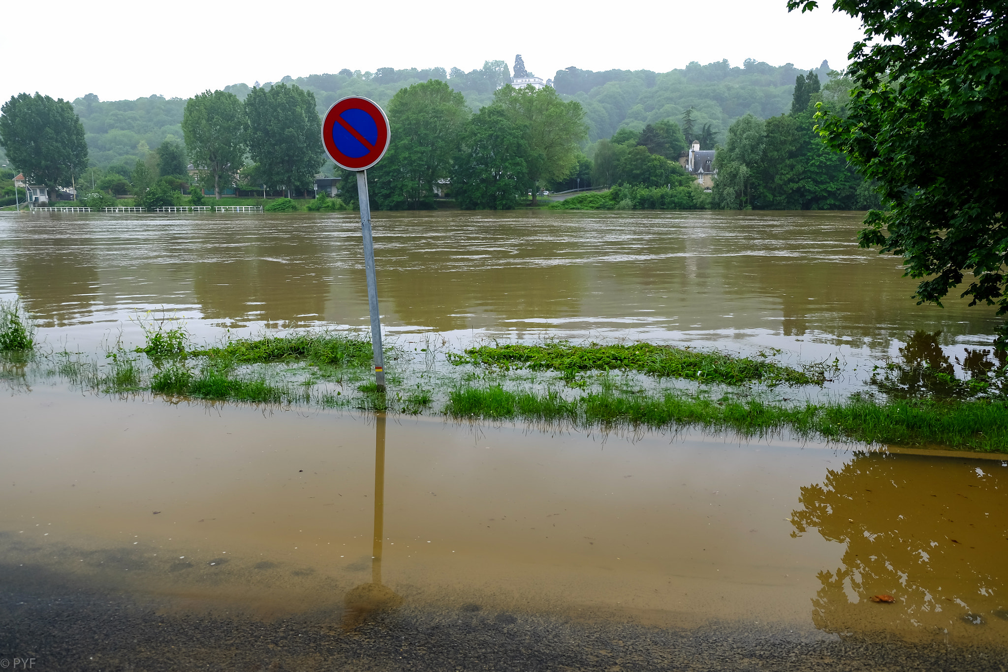 Fujifilm X-M1 + Fujifilm XF 18-55mm F2.8-4 R LM OIS sample photo. No parking, the seine is flooding... photography