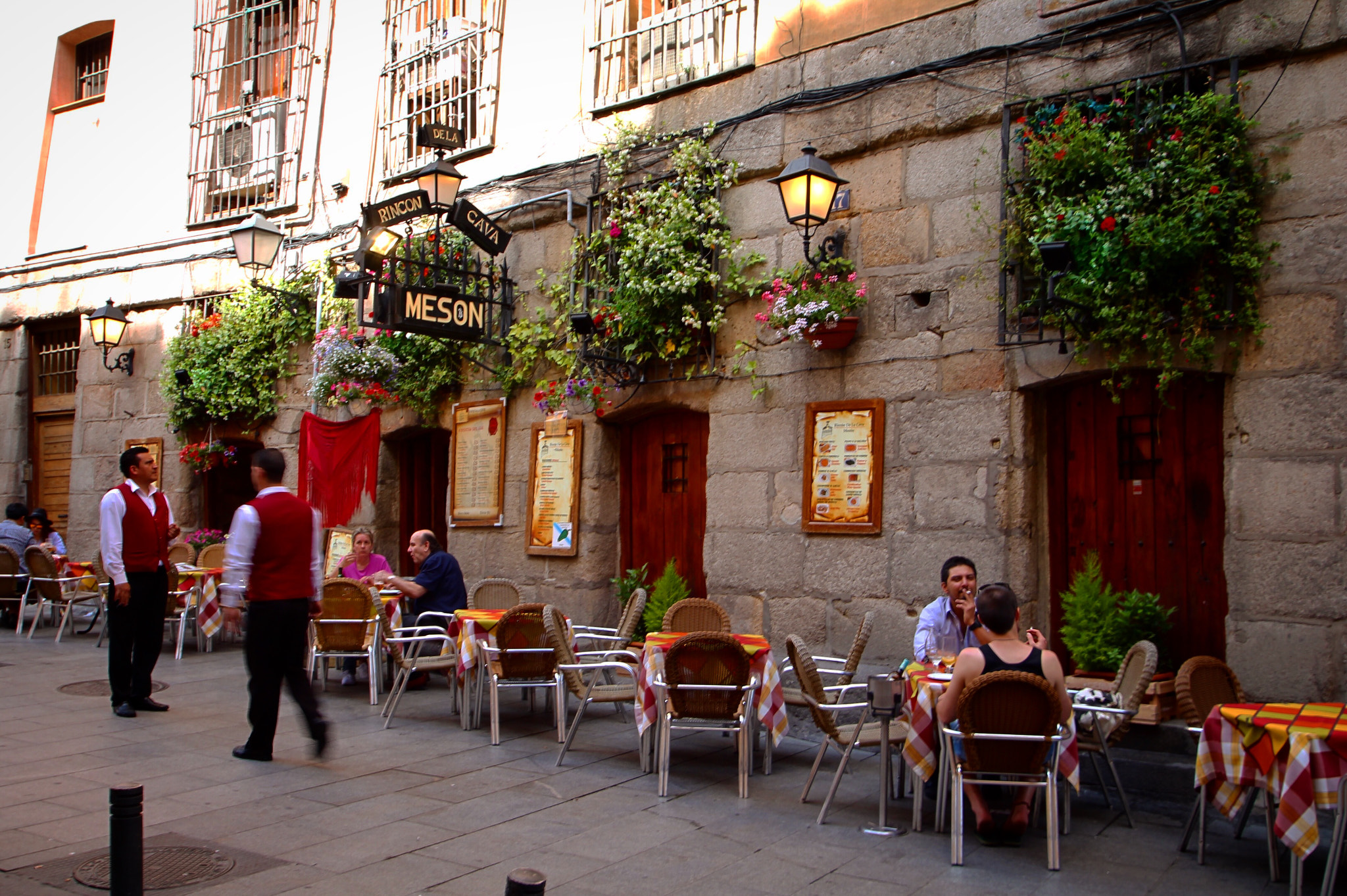 Canon EOS 1100D (EOS Rebel T3 / EOS Kiss X50) + Canon 10-24mm sample photo. Walking by madrid streets photography