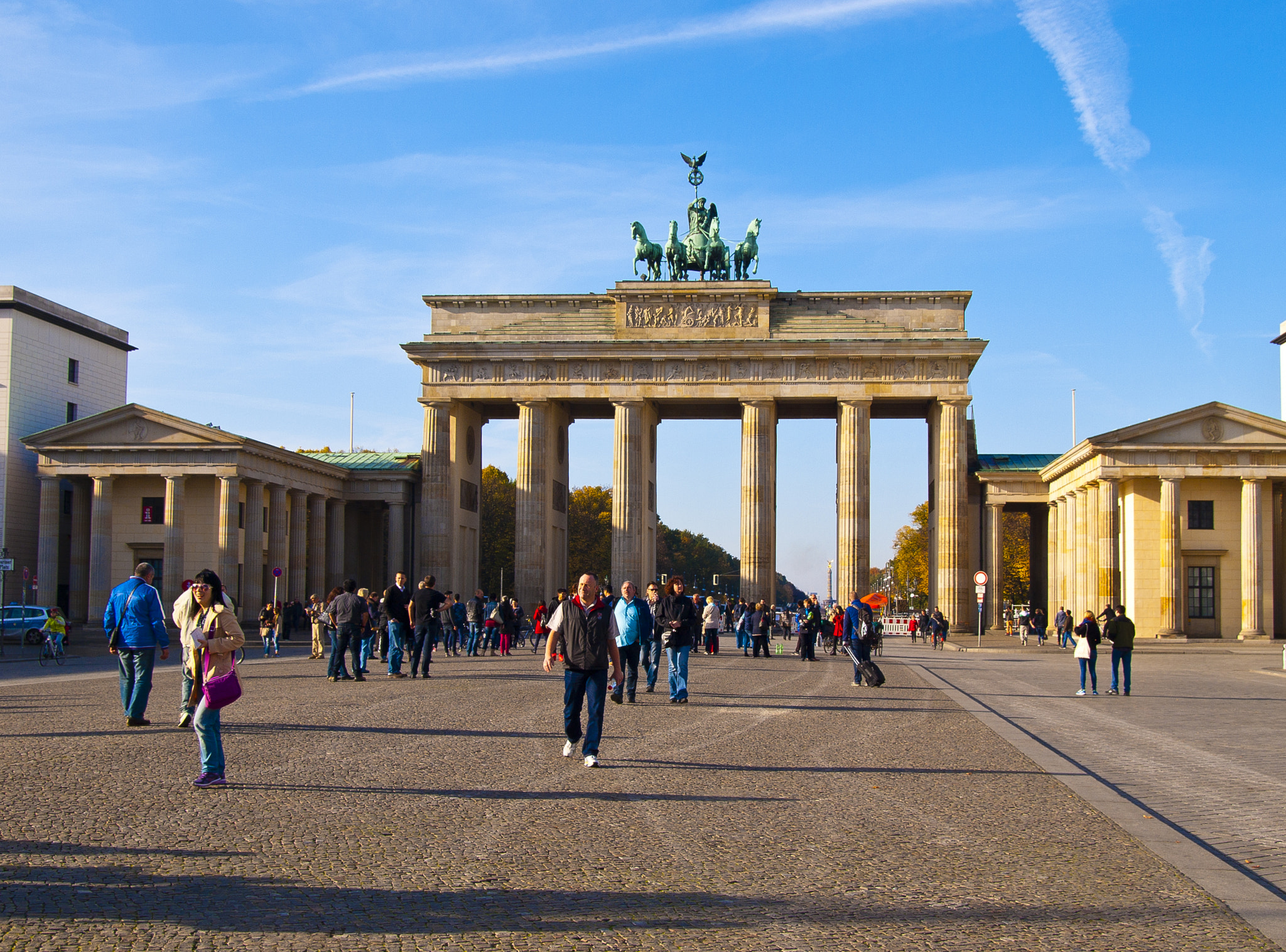 Olympus E-520 (EVOLT E-520) + SIGMA 18-50mm F2.8 DC sample photo. Berlin triumphal arche. simple view photography