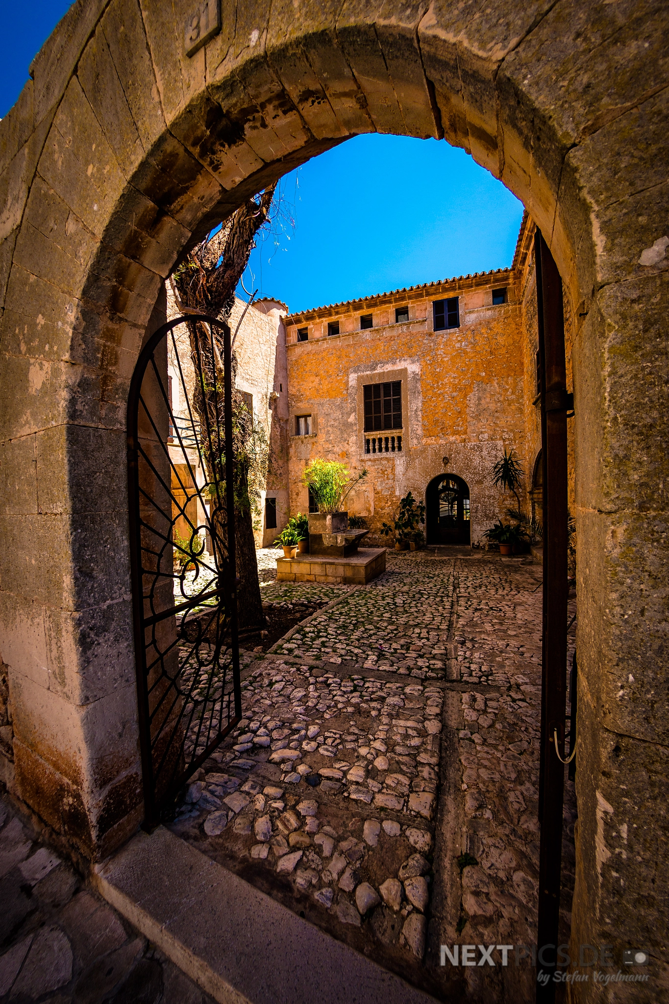Canon EF 8-15mm F4L Fisheye USM sample photo. Innenhof in santanyi auf mallorca photography