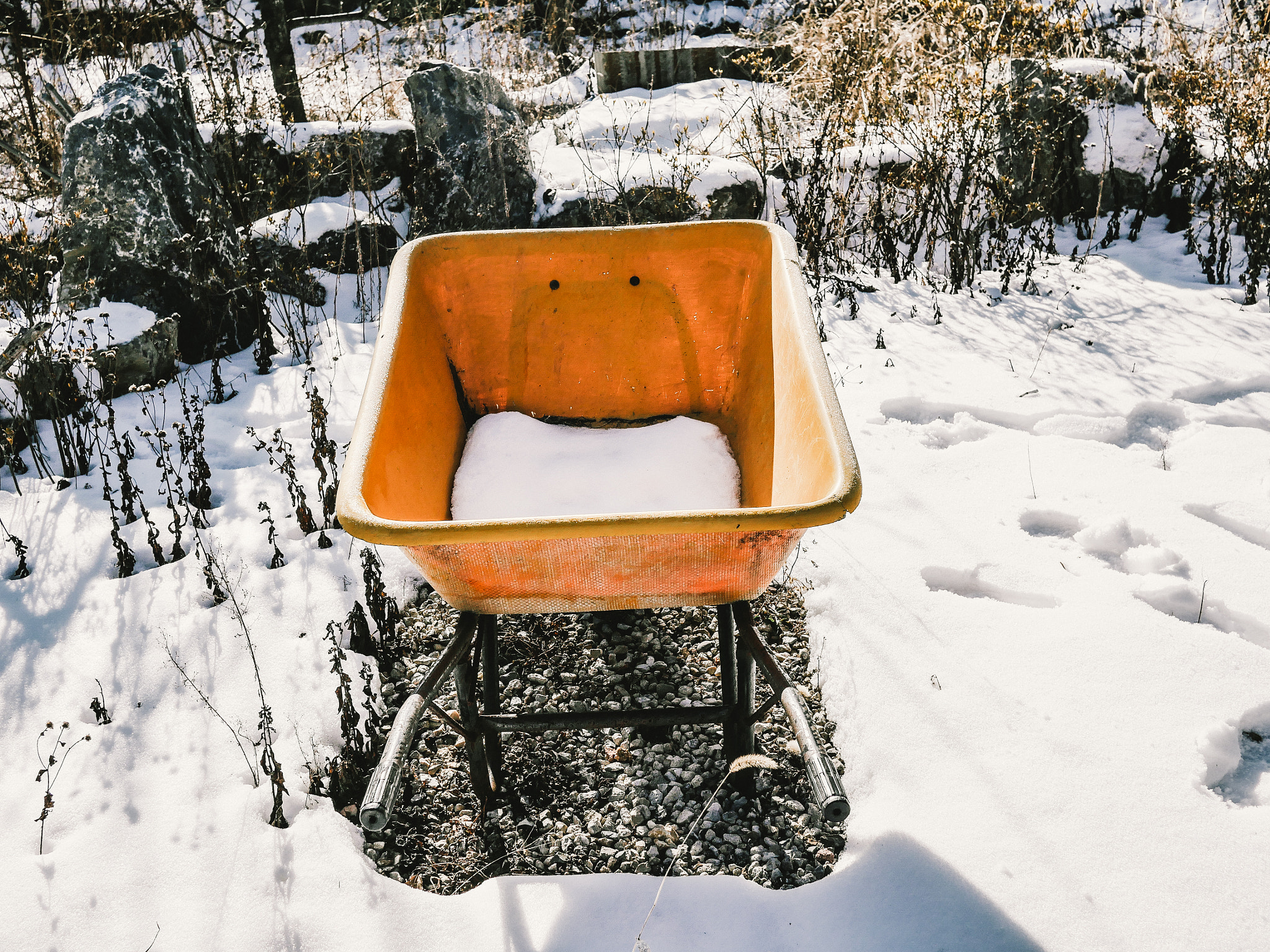 Panasonic Lumix DMC-GH4 + Panasonic Lumix G 20mm F1.7 ASPH sample photo. Snow & cart photography