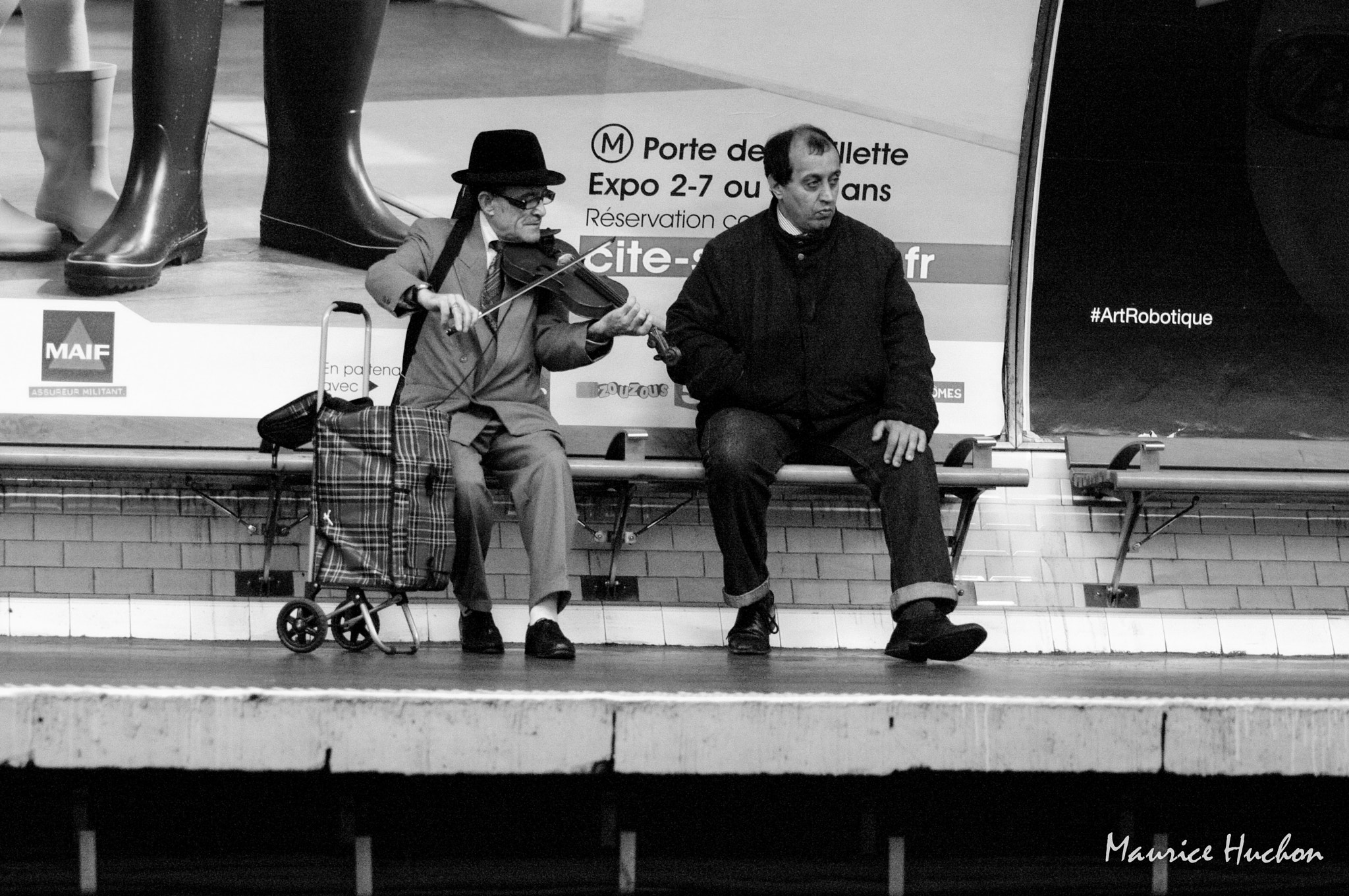 Pentax K20D + Tamron AF 70-300mm F4-5.6 Di LD Macro sample photo. Violoniste metro parisien photography