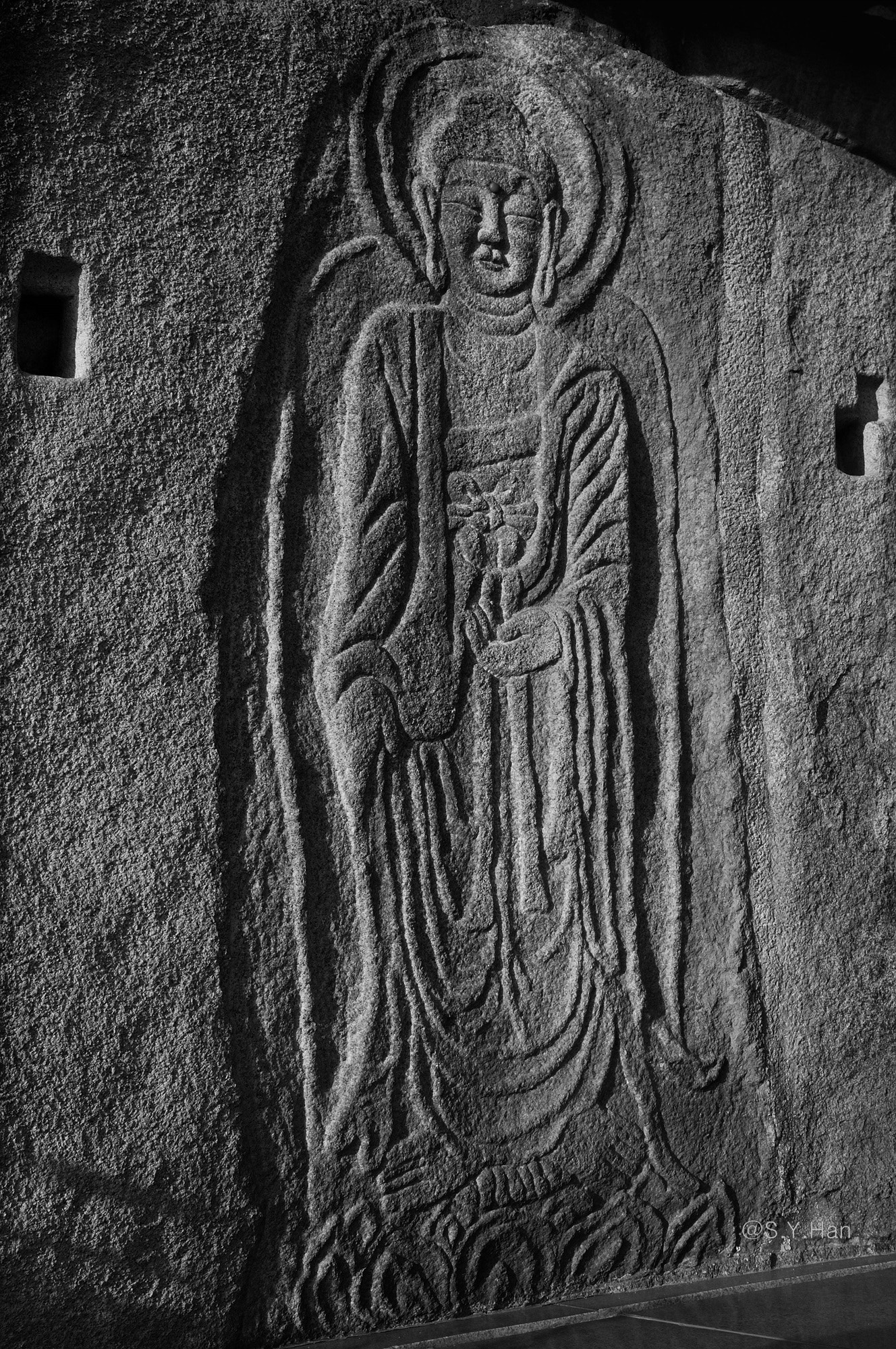 Nikon D2X + Nikon AF-S DX Nikkor 35mm F1.8G sample photo. Rock-carved buddha photography