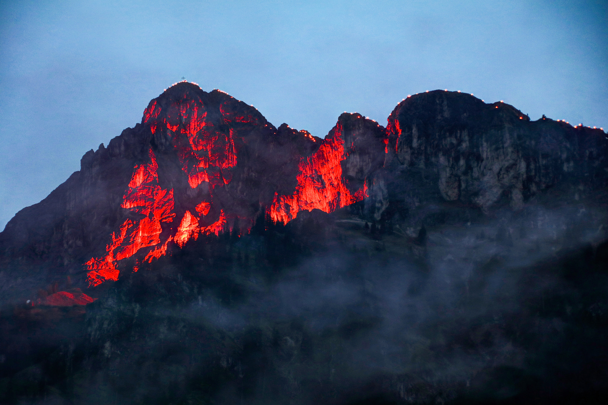 Canon EOS 80D + Canon TS-E 90mm F2.8 Tilt-Shift sample photo. Rot flüh mountain on fire photography